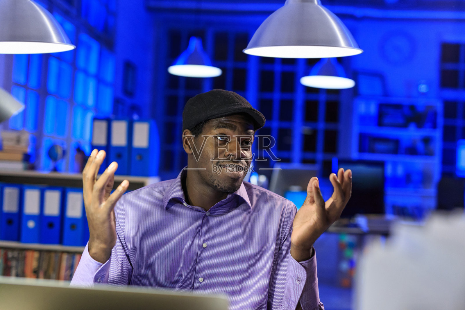 非洲人在晚上工作照片摄影图片