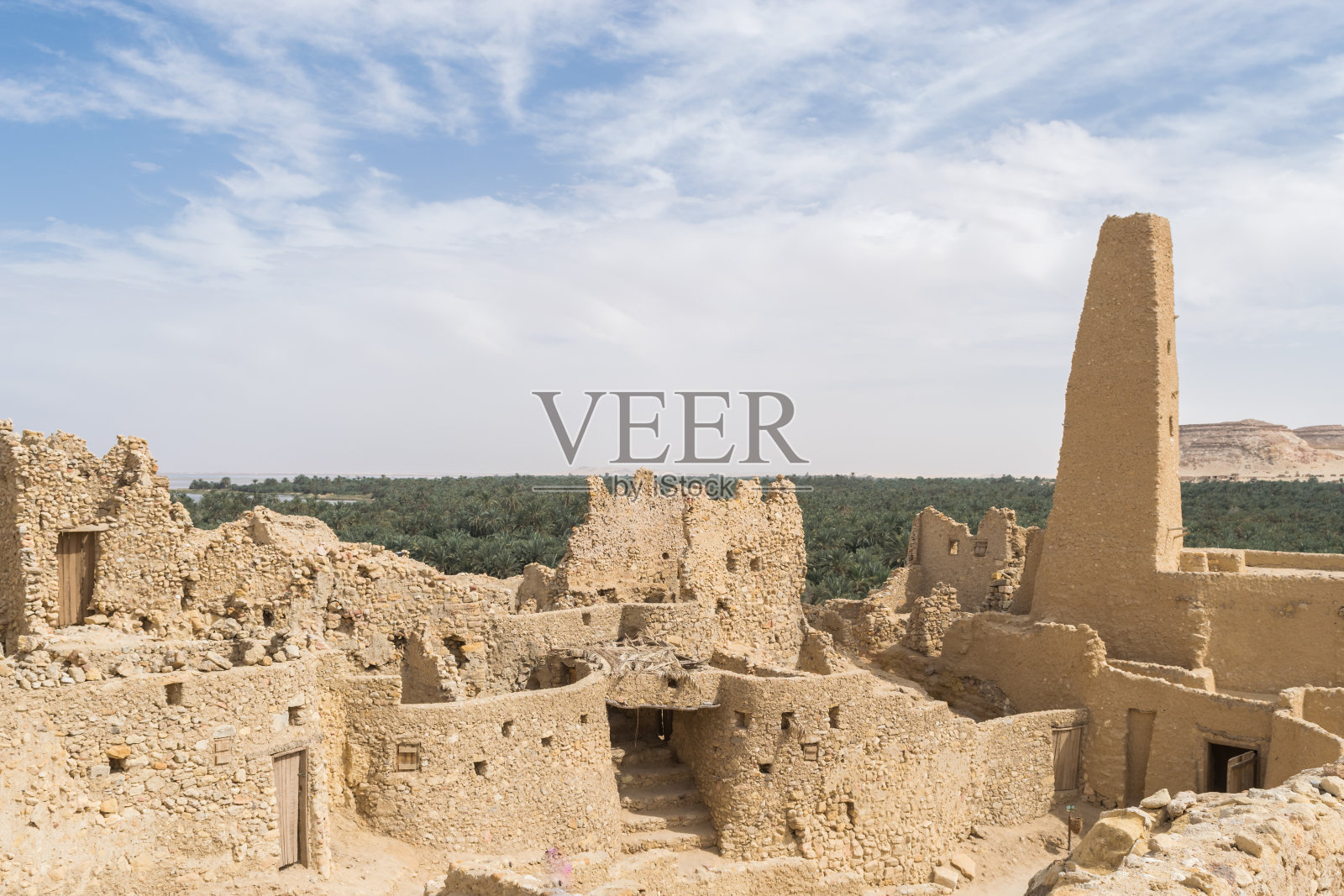 埃及锡瓦绿洲旧城阿古尔米的清真寺照片摄影图片