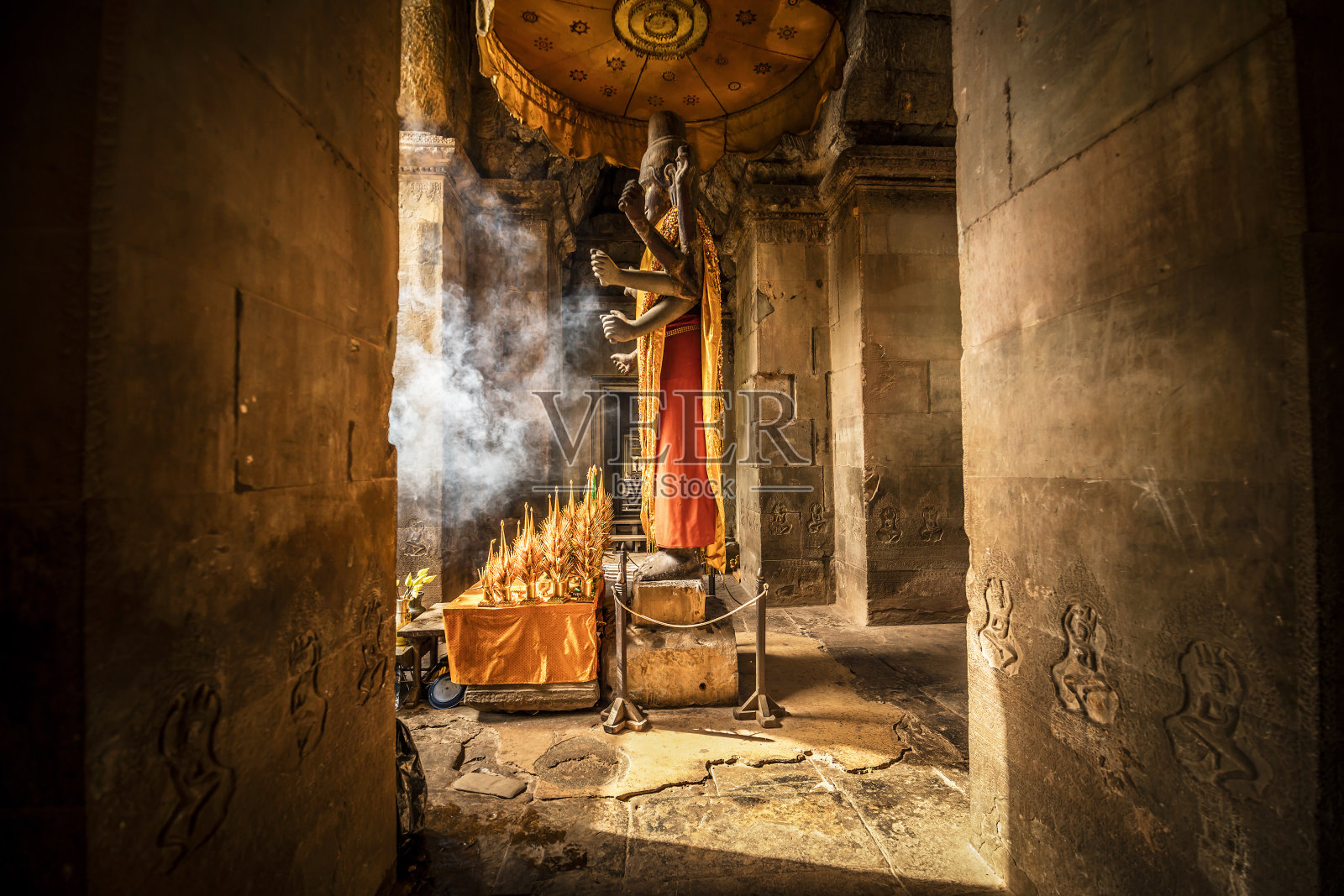 柬埔寨一座寺庙里的佛像照片摄影图片