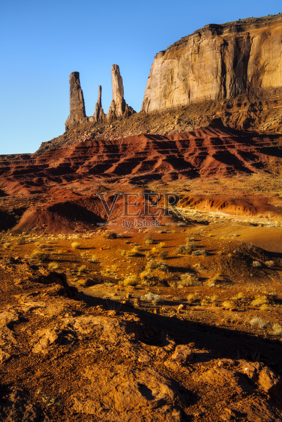 三姐妹在奥莱加托纪念碑谷纳瓦霍部落公园，是红沙漠的热门旅游景点。照片摄影图片