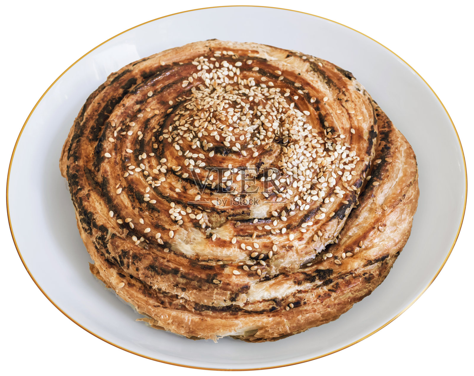 瓷盘上的芝麻酥蜗牛卷，白色背景照片摄影图片