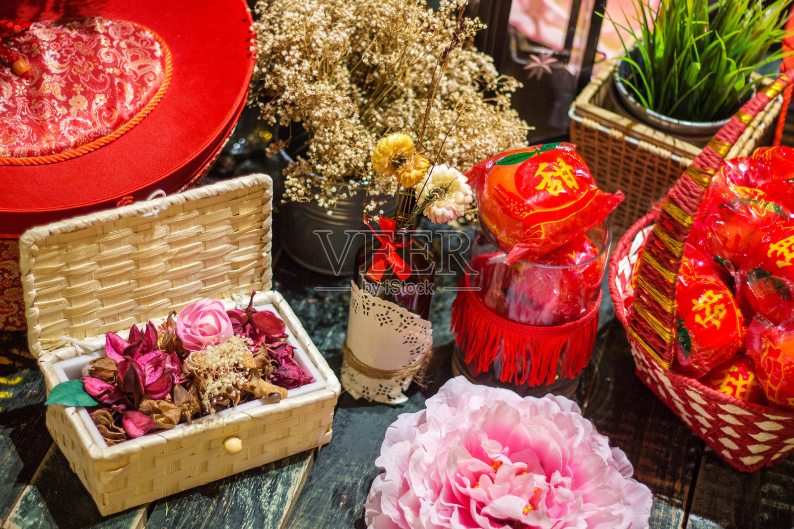 在现代乡村背景下的经典盒子里，以橘色橙子和粉红色樱花为装饰，花瓣的俯视图。橘子包装上的中文翻译为“甜”的英文照片摄影图片