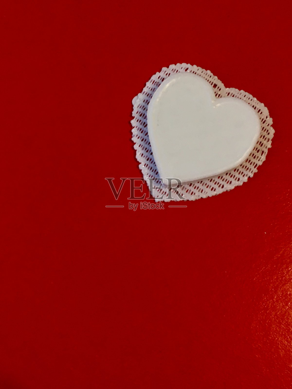 白色心形，红色背景照片摄影图片