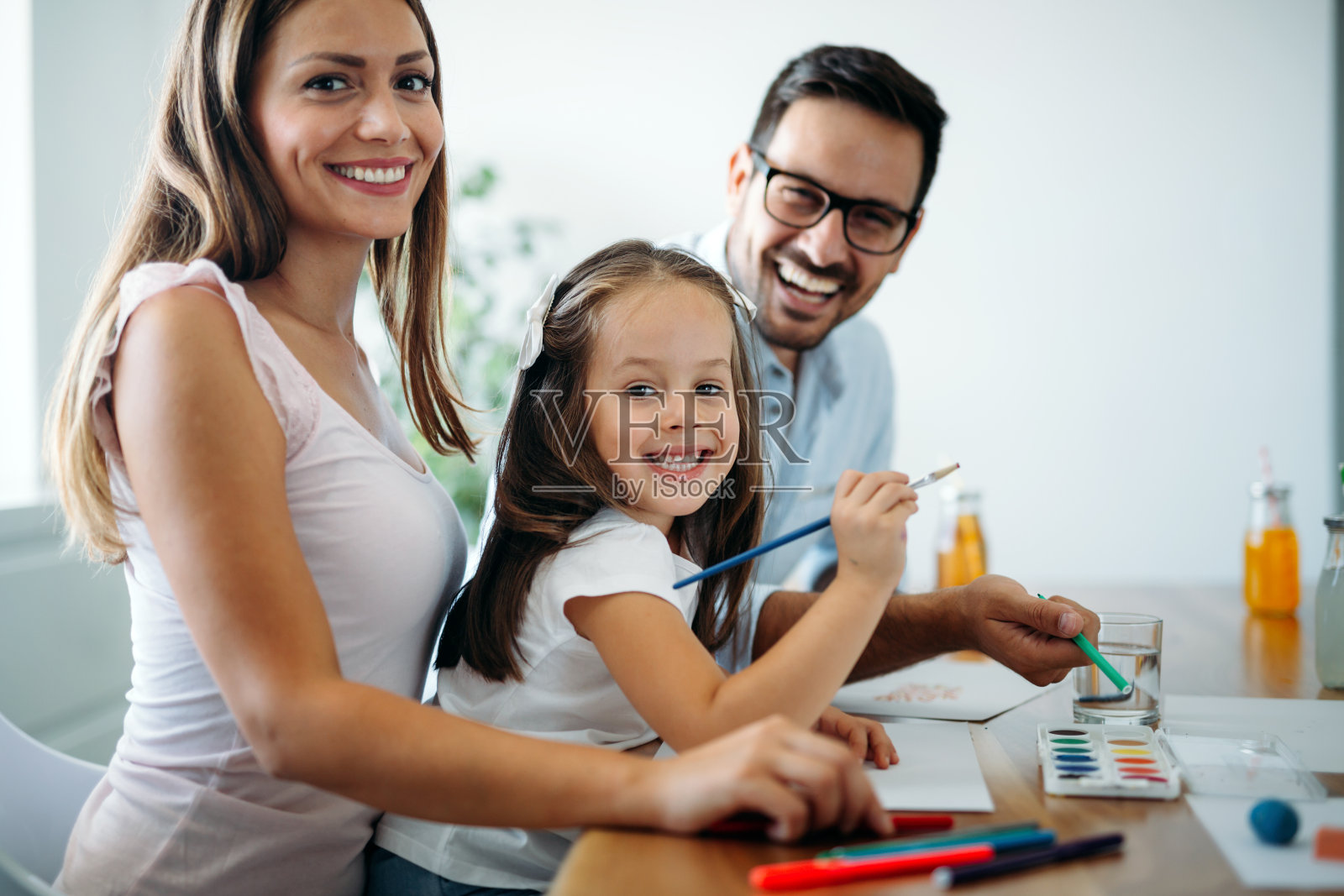 幸福的家庭在家里玩得开心照片摄影图片