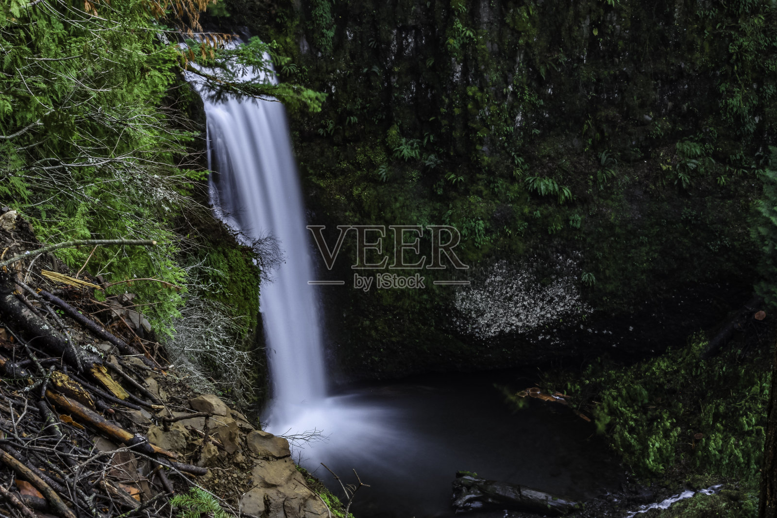 哥伦比亚河峡谷的穆尔特诺玛瀑布。照片摄影图片