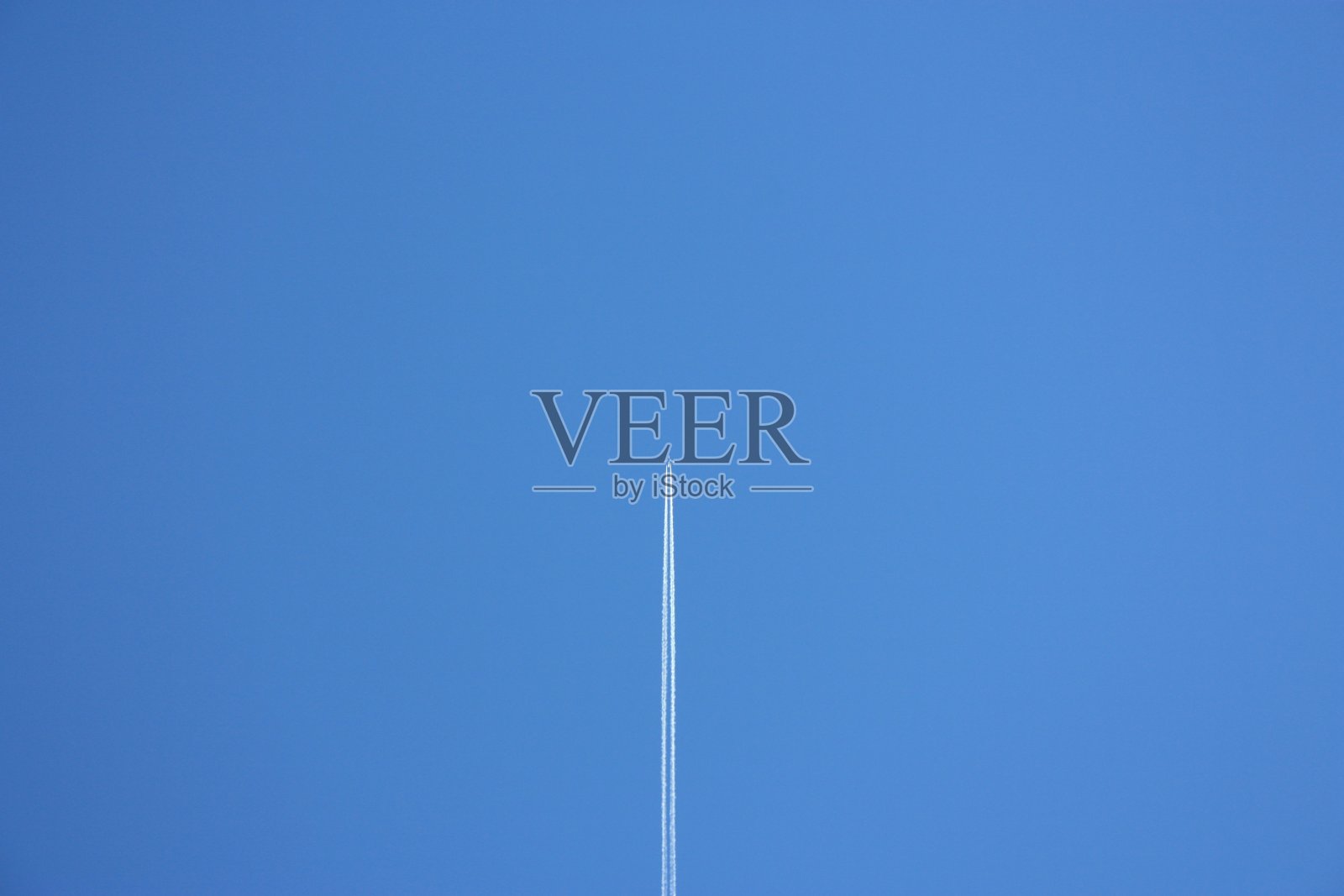 湛蓝的天空和一架飞机照片摄影图片