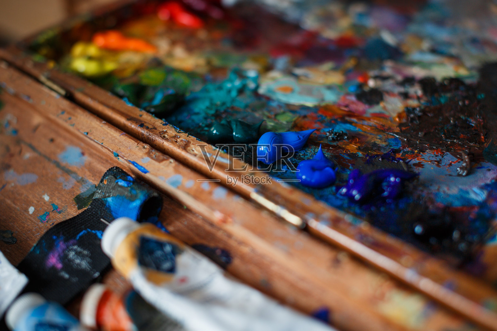 艺术家用多种颜色涂抹的调色板照片摄影图片
