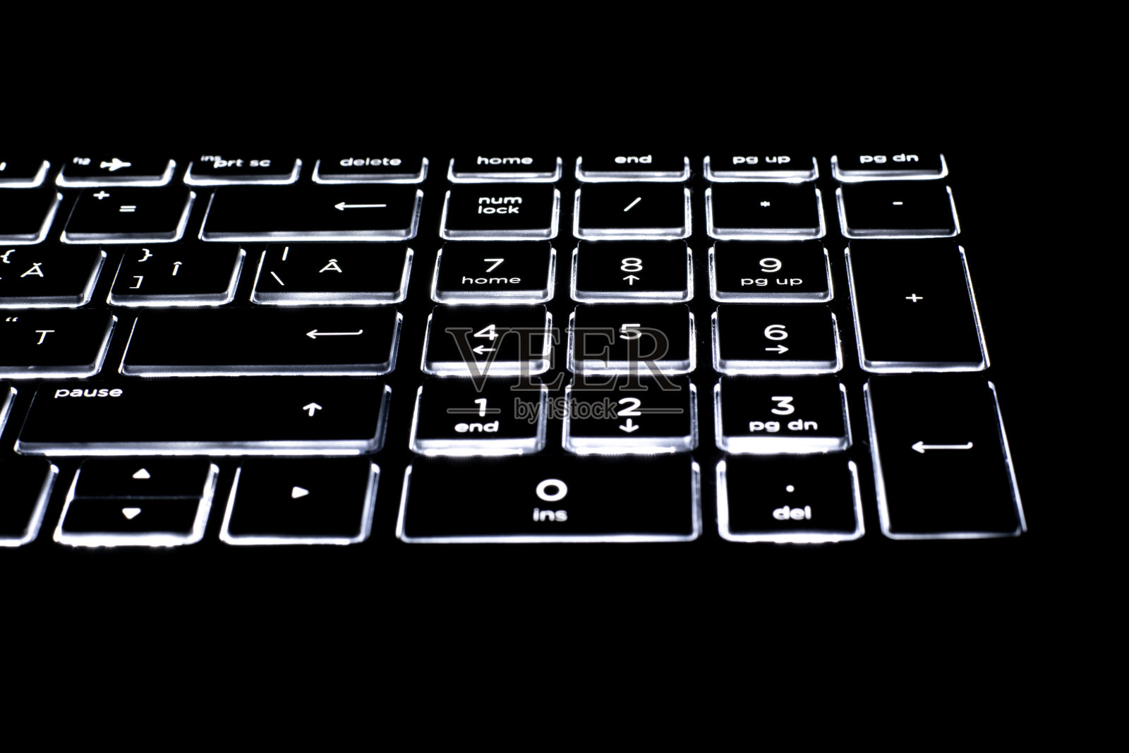 特写笔记本电脑键盘照明，背光键盘照片摄影图片