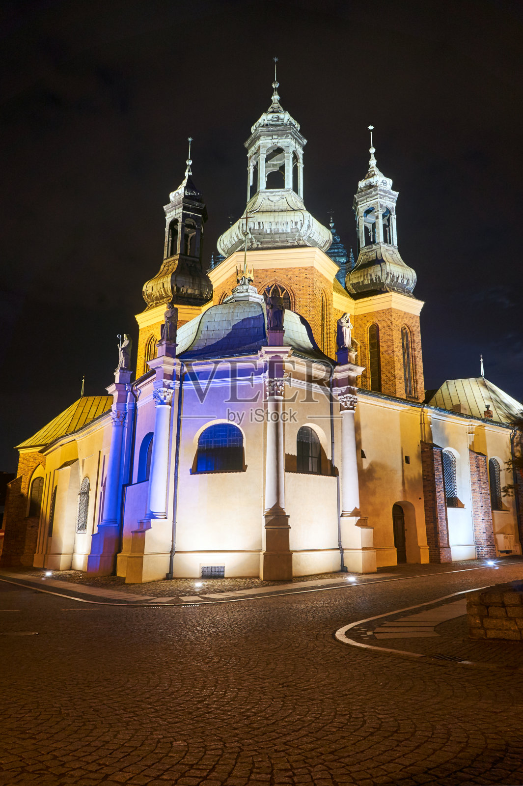 夜间有塔楼的哥特式大教堂照片摄影图片