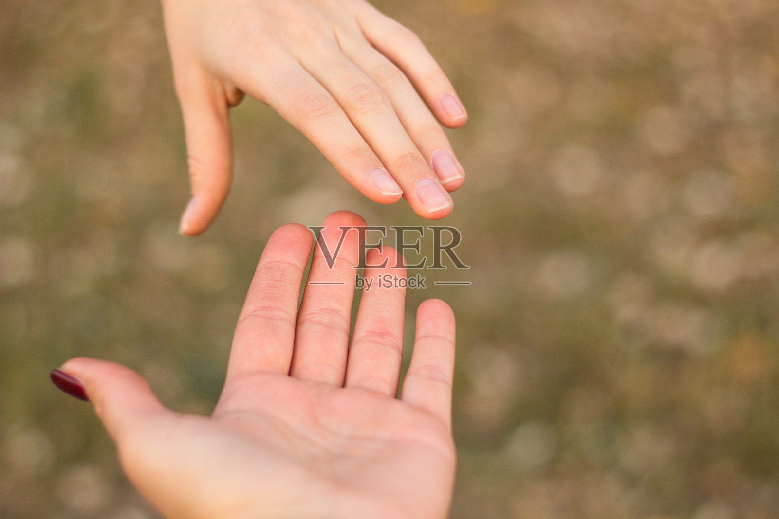 姐妹们握手照片摄影图片