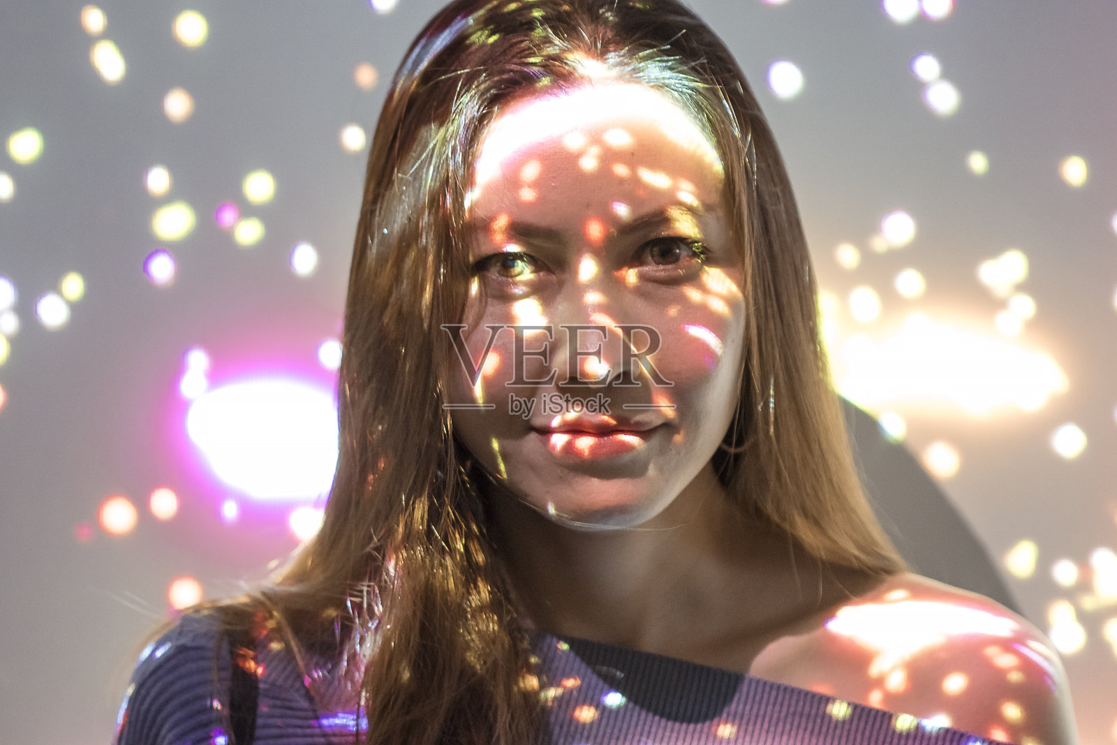 像女孩站在美丽的散景光照片摄影图片