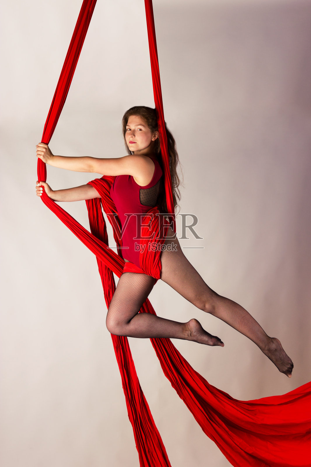 女孩在空中丝绸上训练照片摄影图片