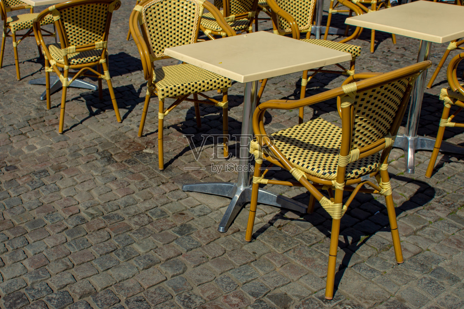 街道外的木头和塑料椅子café照片摄影图片