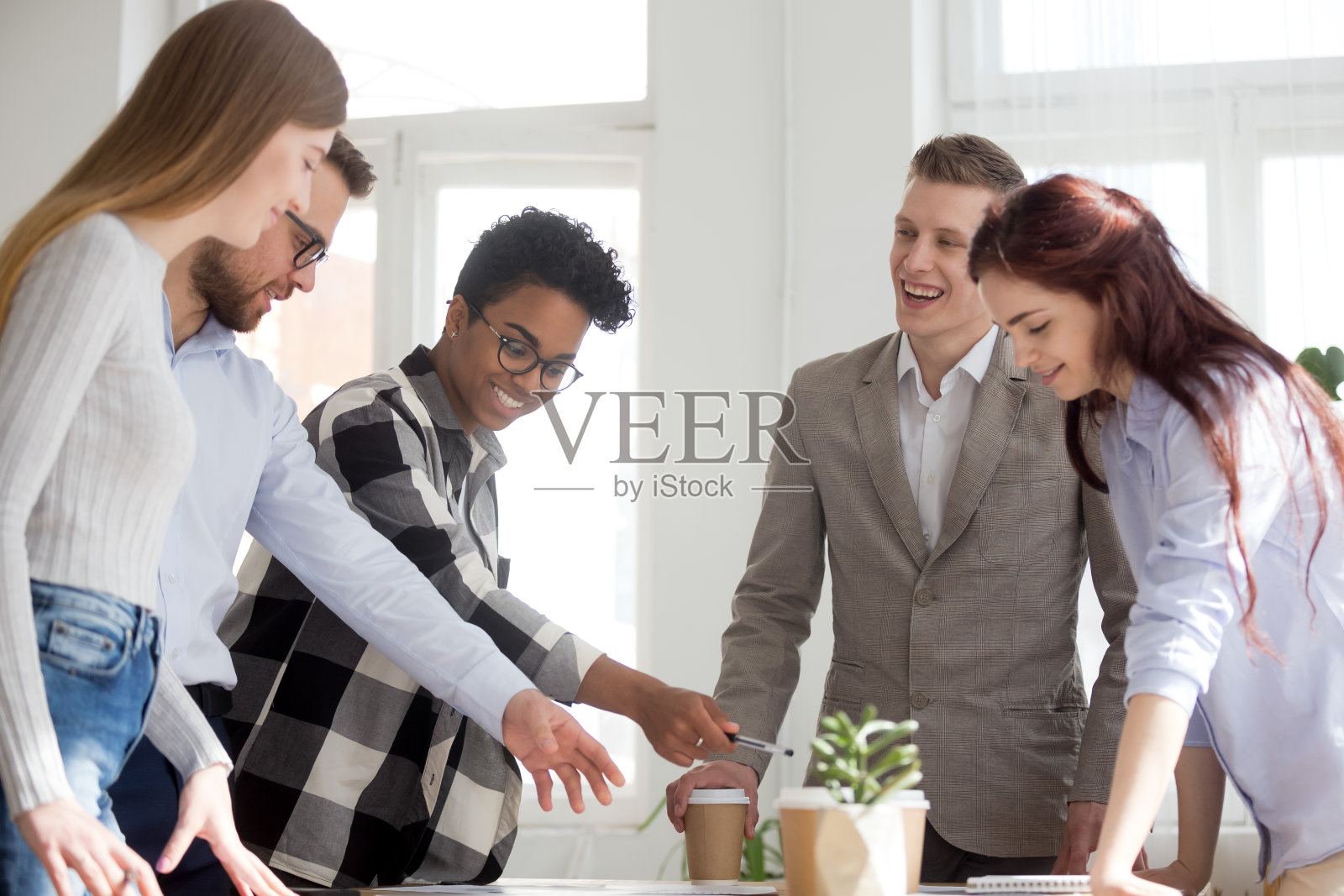 激动的不同的员工有乐趣的头脑风暴在办公室照片摄影图片