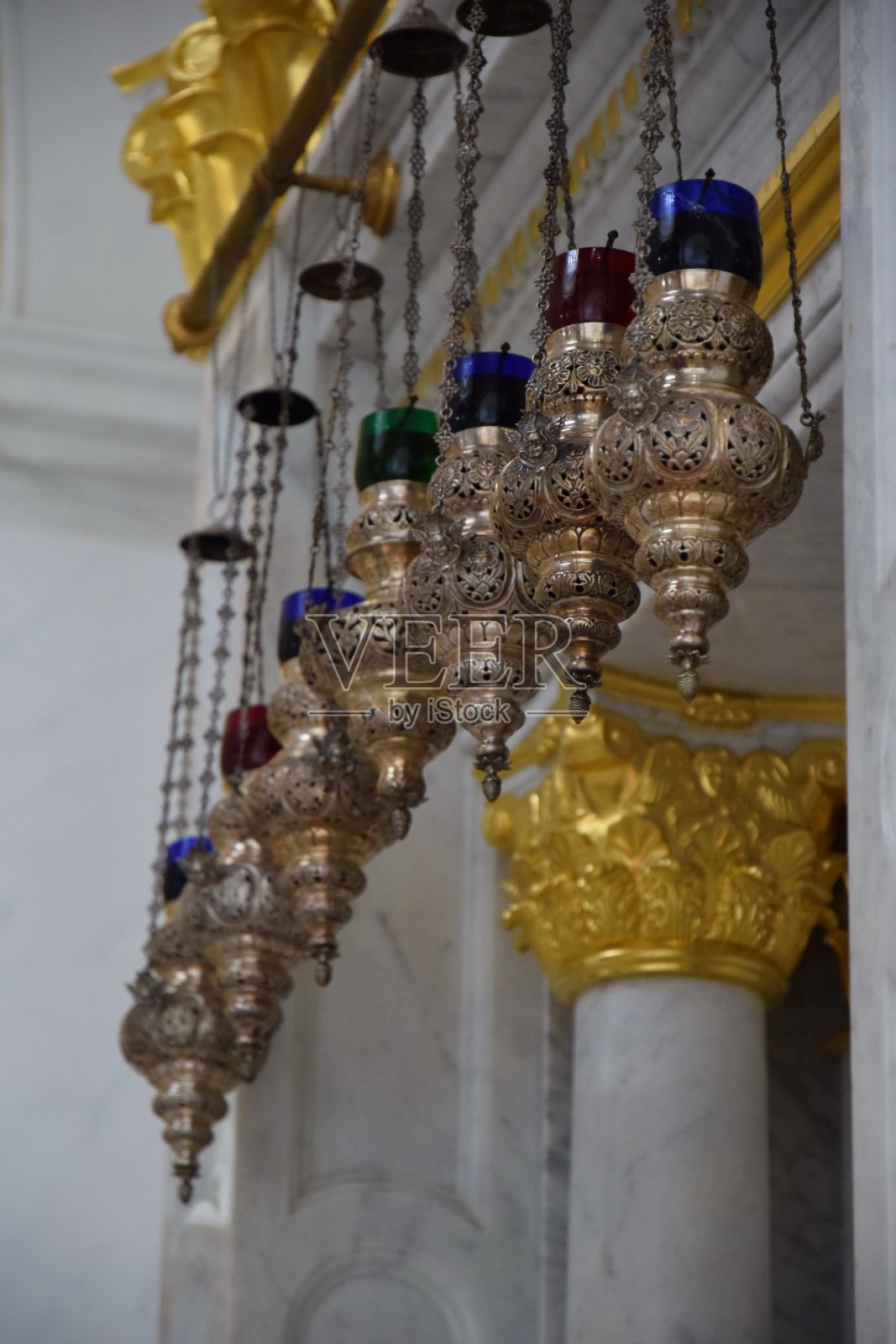 旧灯笼排成五颜六色的行列照片摄影图片