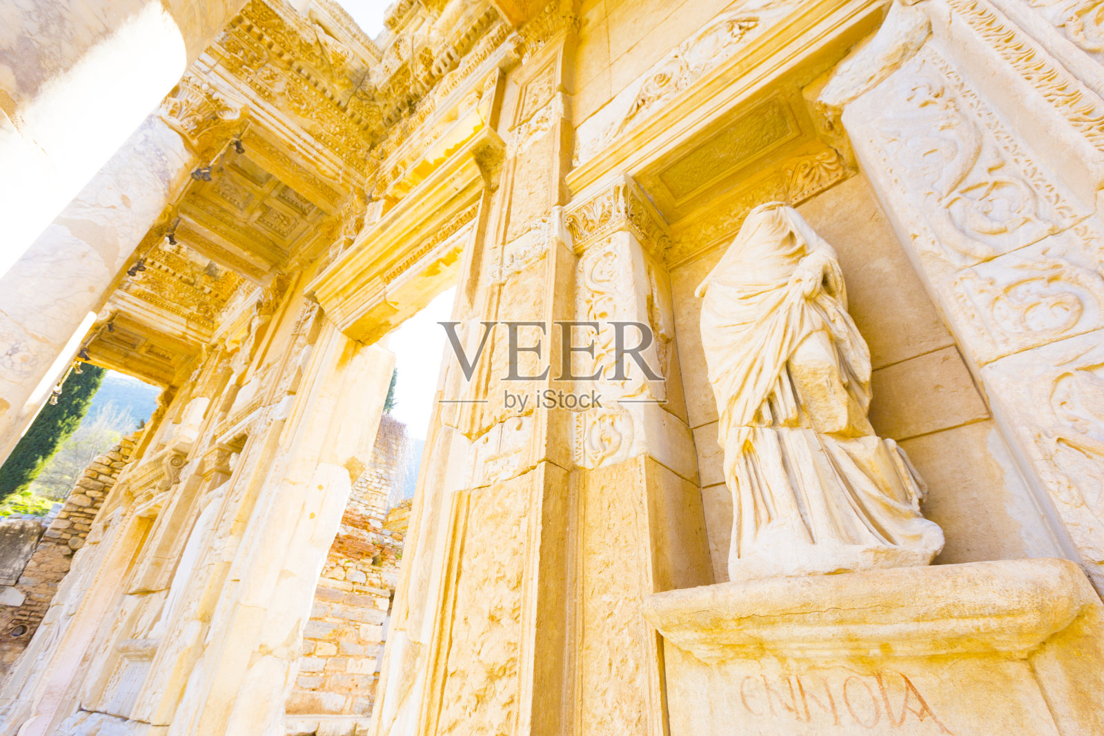 7月26日，游客在土耳其伊兹密尔以弗所游玩。以弗所是土耳其最受欢迎的历史名胜照片摄影图片