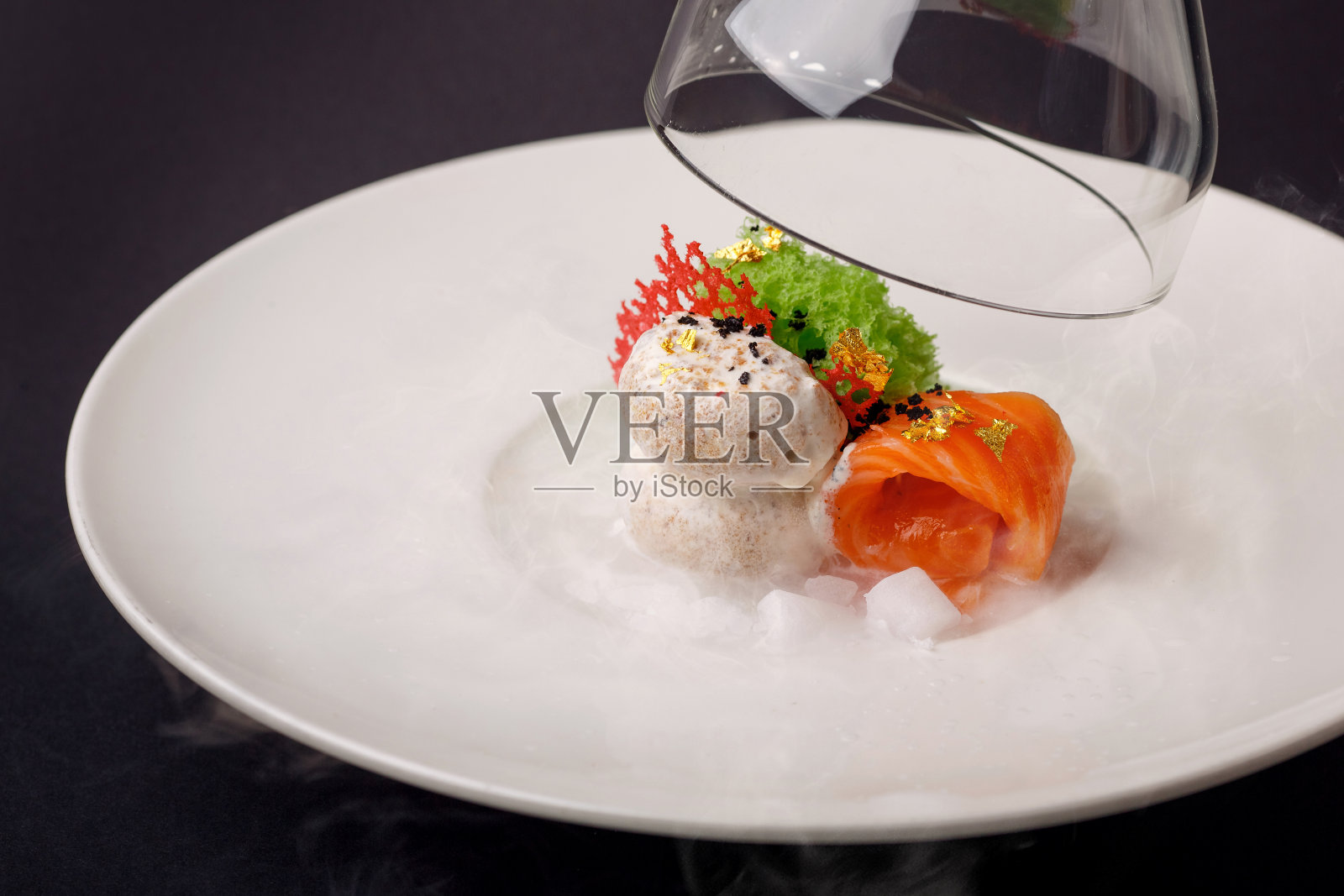 分子菜肴格拉士鳟鱼与大蒜冰淇淋在黑色的背景照片摄影图片