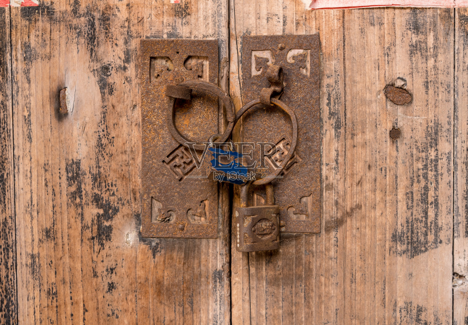 中国老房子门口的门把手和挂锁生锈了照片摄影图片
