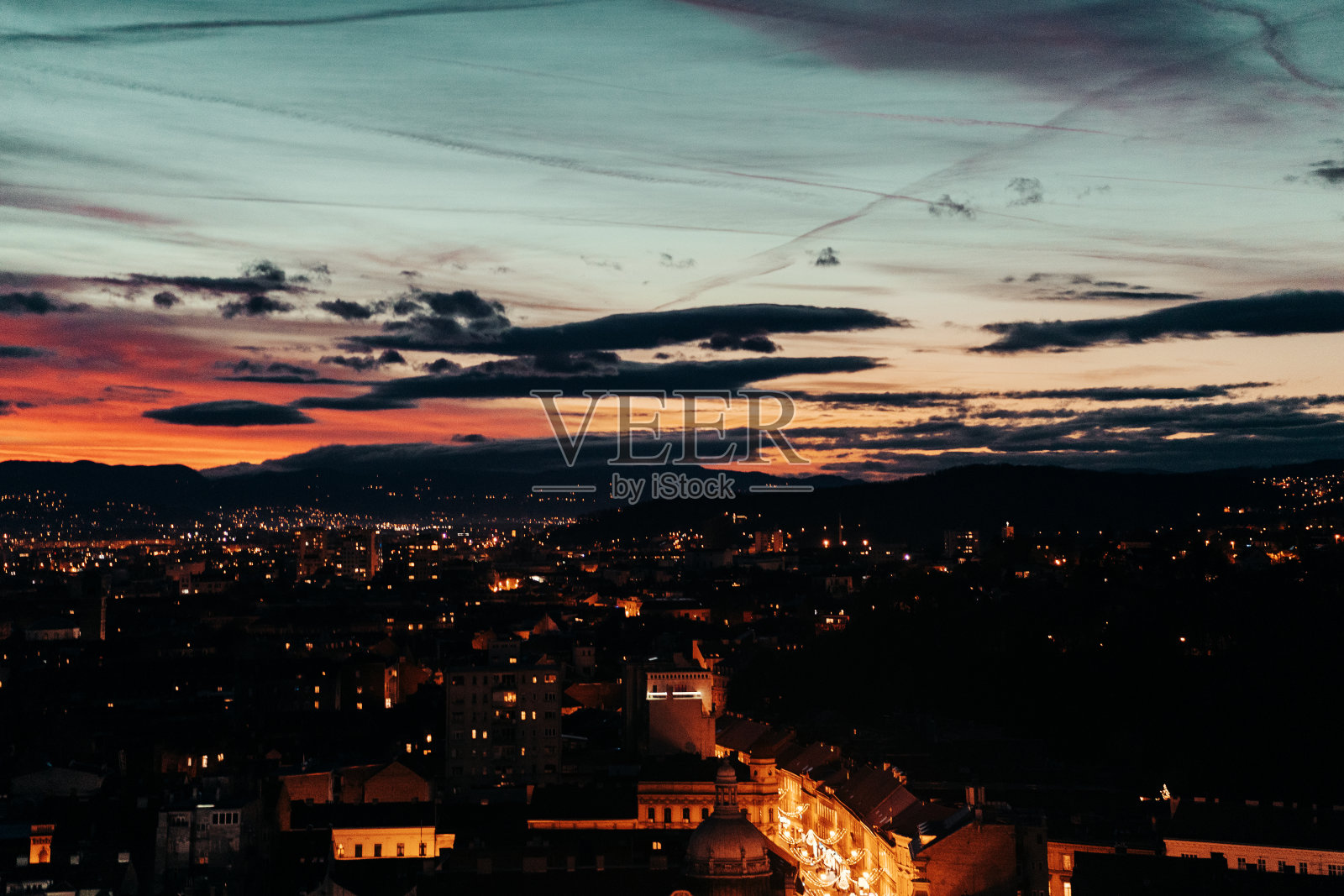 夜晚的萨格勒布，夕阳的颜色和红绿灯照片摄影图片
