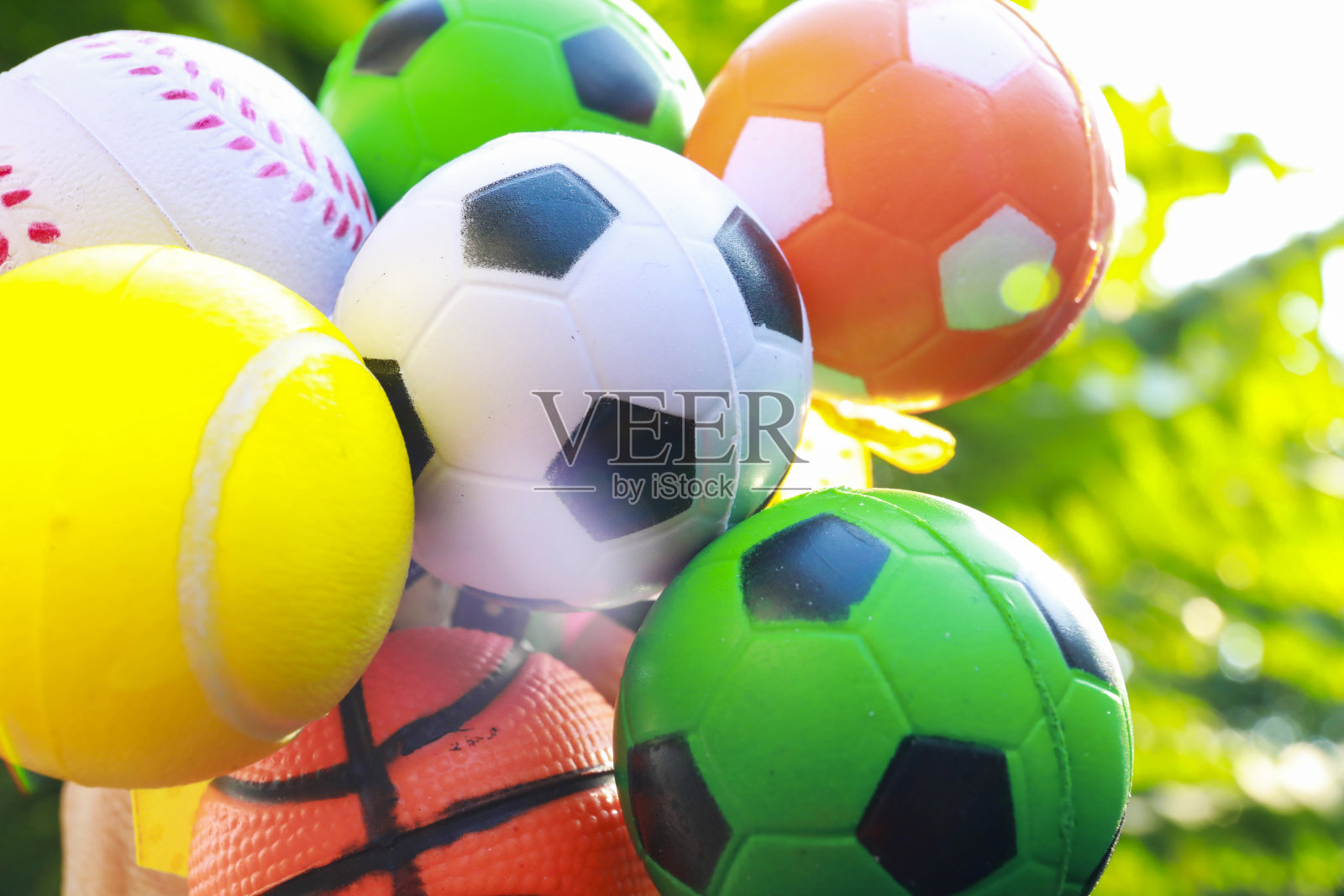 球的运动在自然的绿色背景照片摄影图片