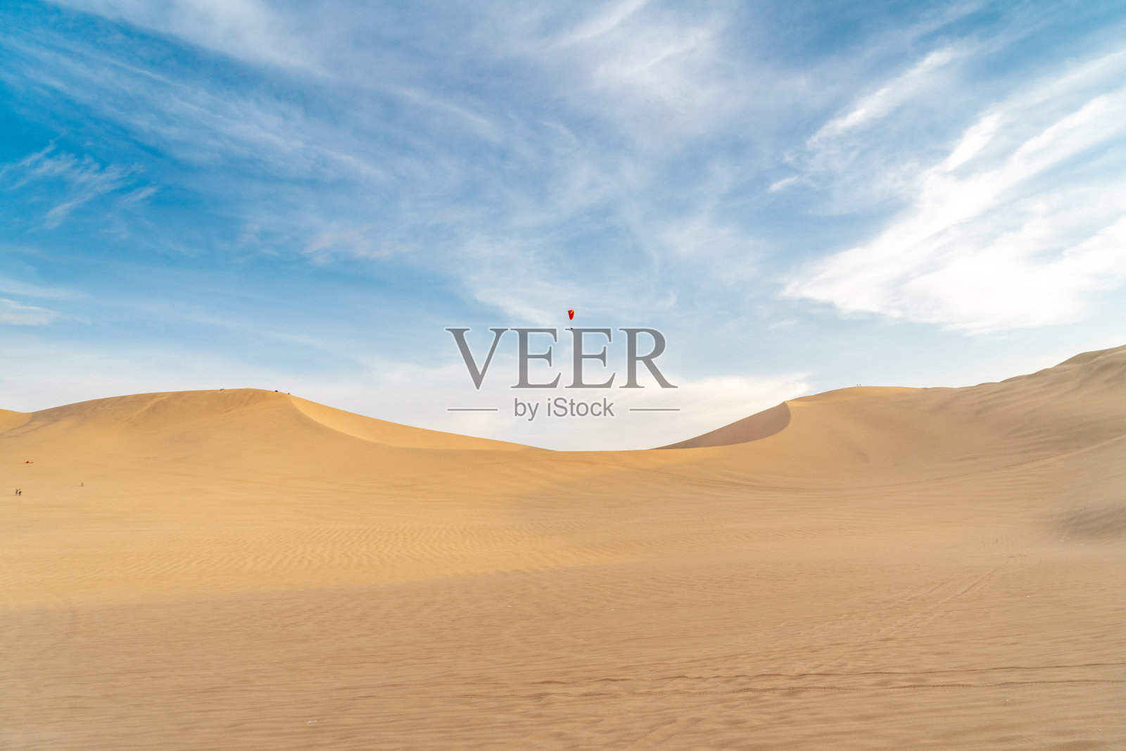 在秘鲁瓦卡奇纳的沙丘上跳伞。照片摄影图片