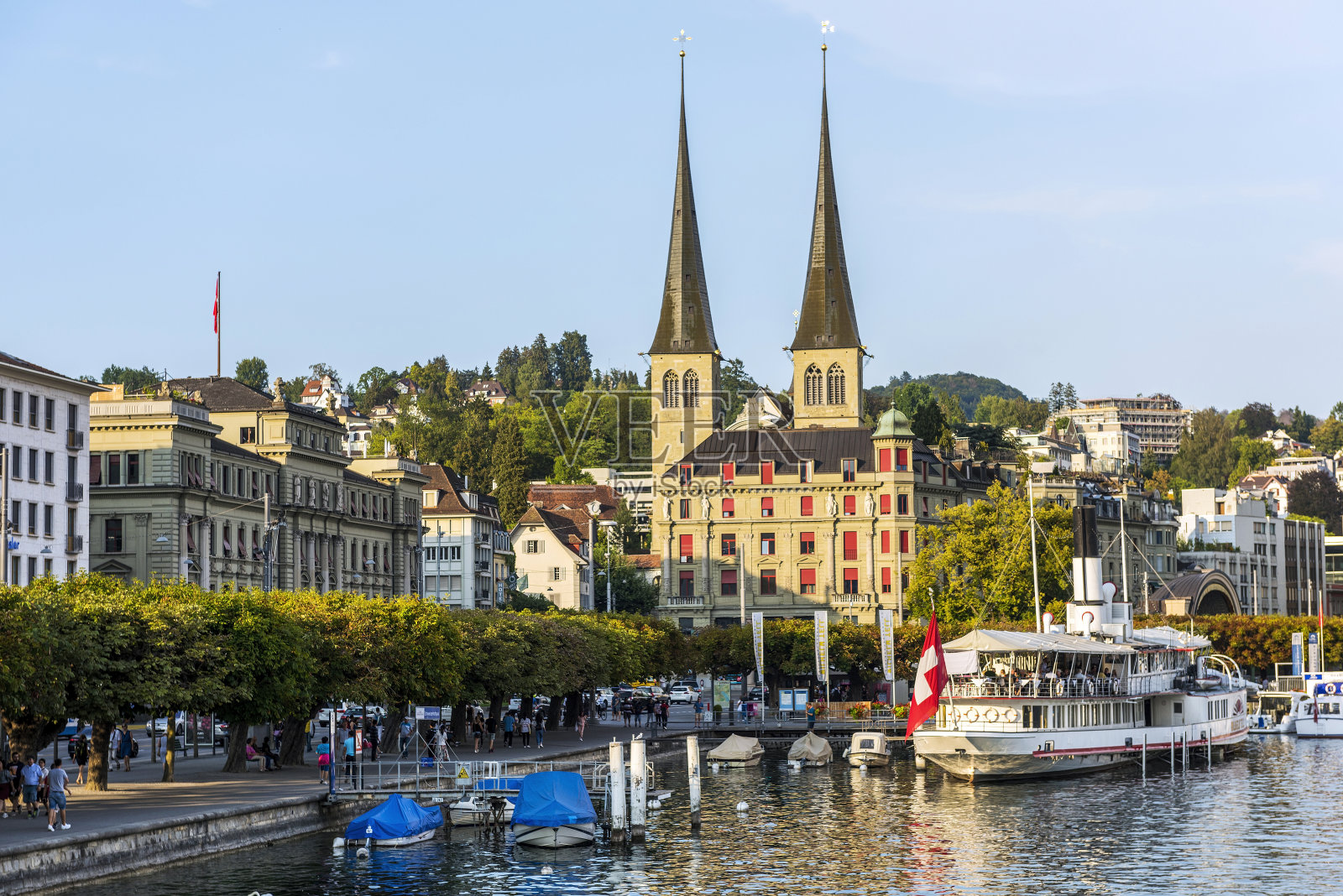圣利德加德教堂，有一艘客船和瑞士卢塞恩的湖岸照片摄影图片