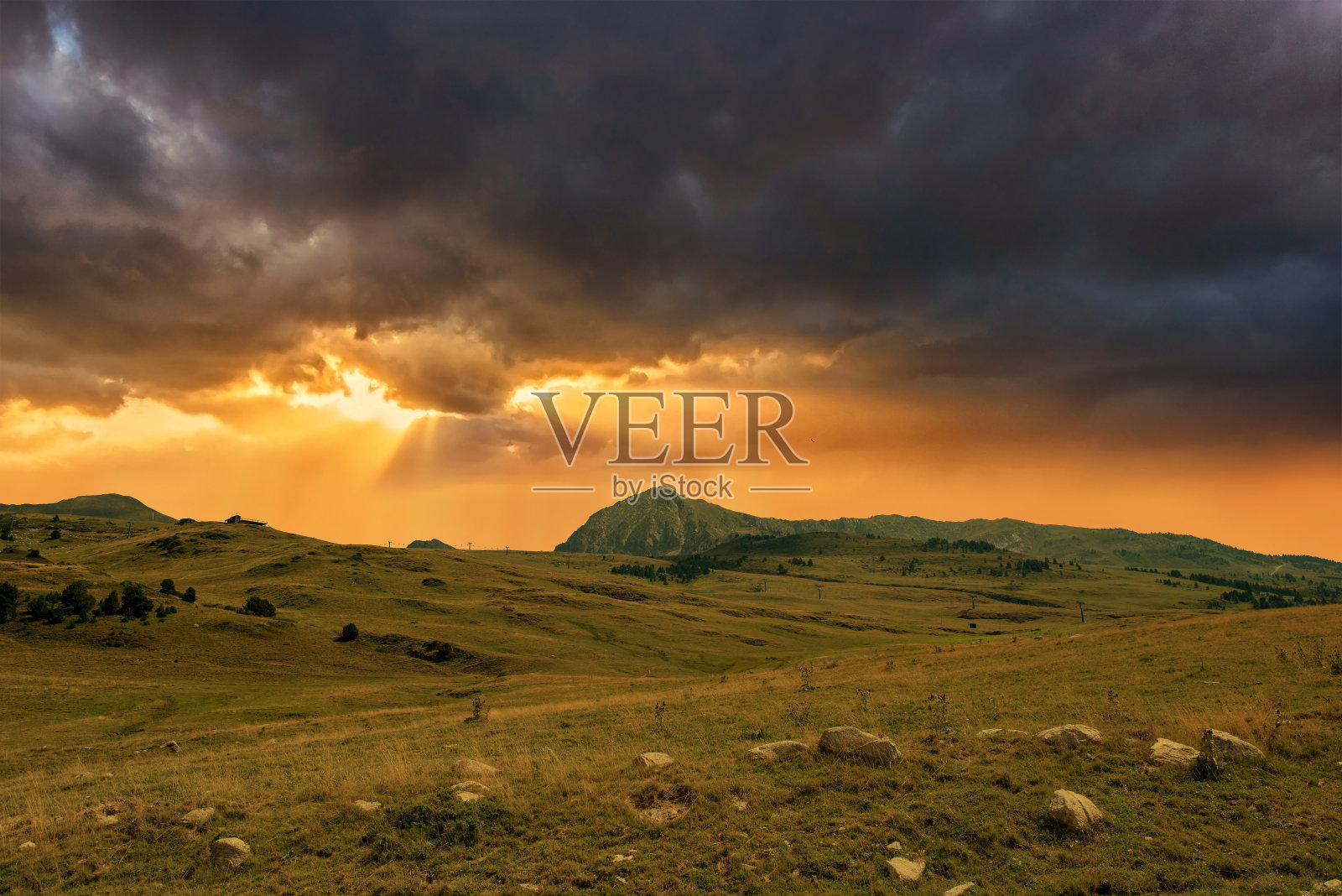 比利牛斯山脉穿过阿兰山谷照片摄影图片