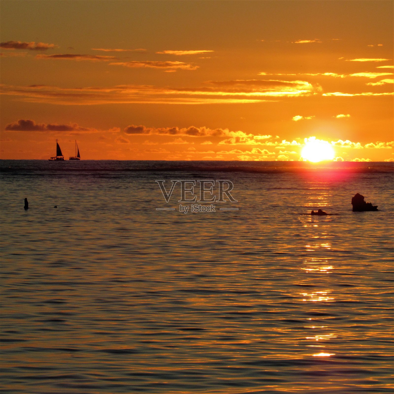 阿拉莫阿纳海滩公园的日落，威基基，瓦胡岛，你好照片摄影图片