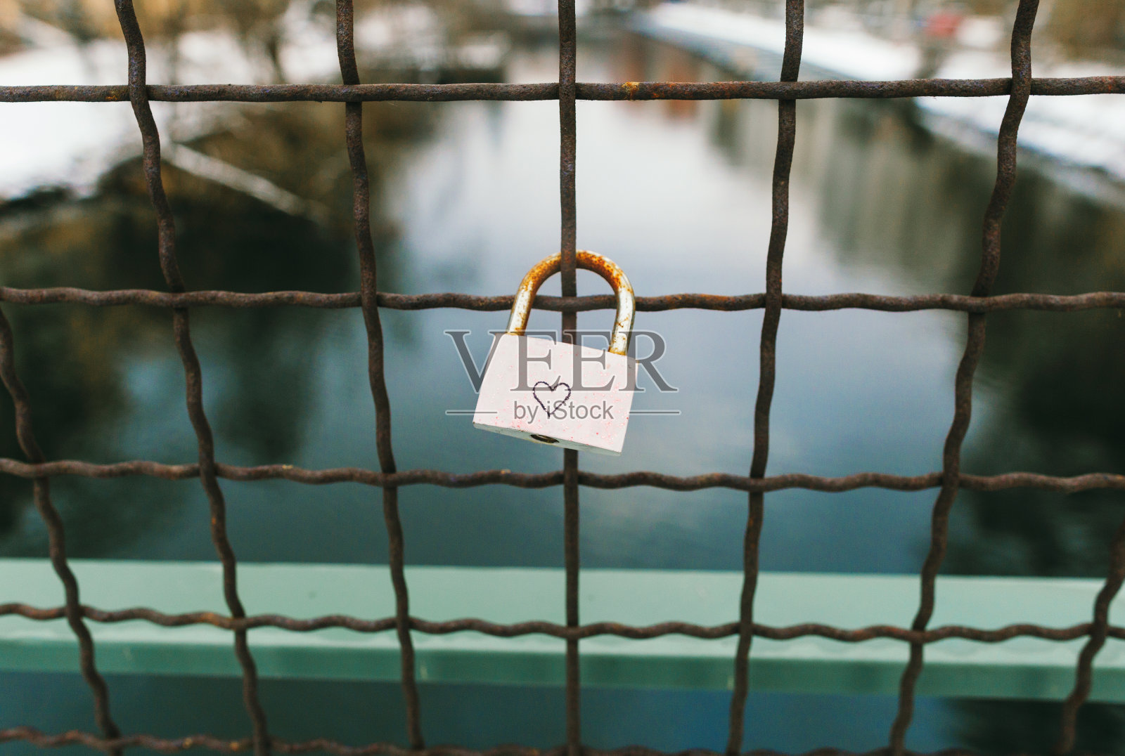 爱永远挂锁画心吊桥照片摄影图片