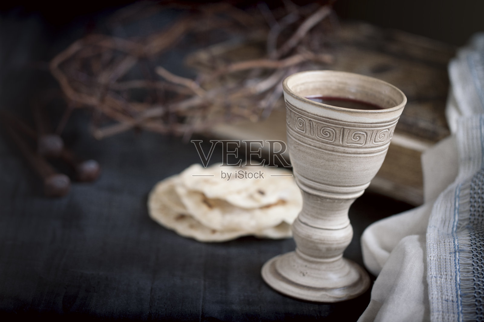 复活节耶稣荆棘王冠，酒和无酵面包在老木头背景照片摄影图片