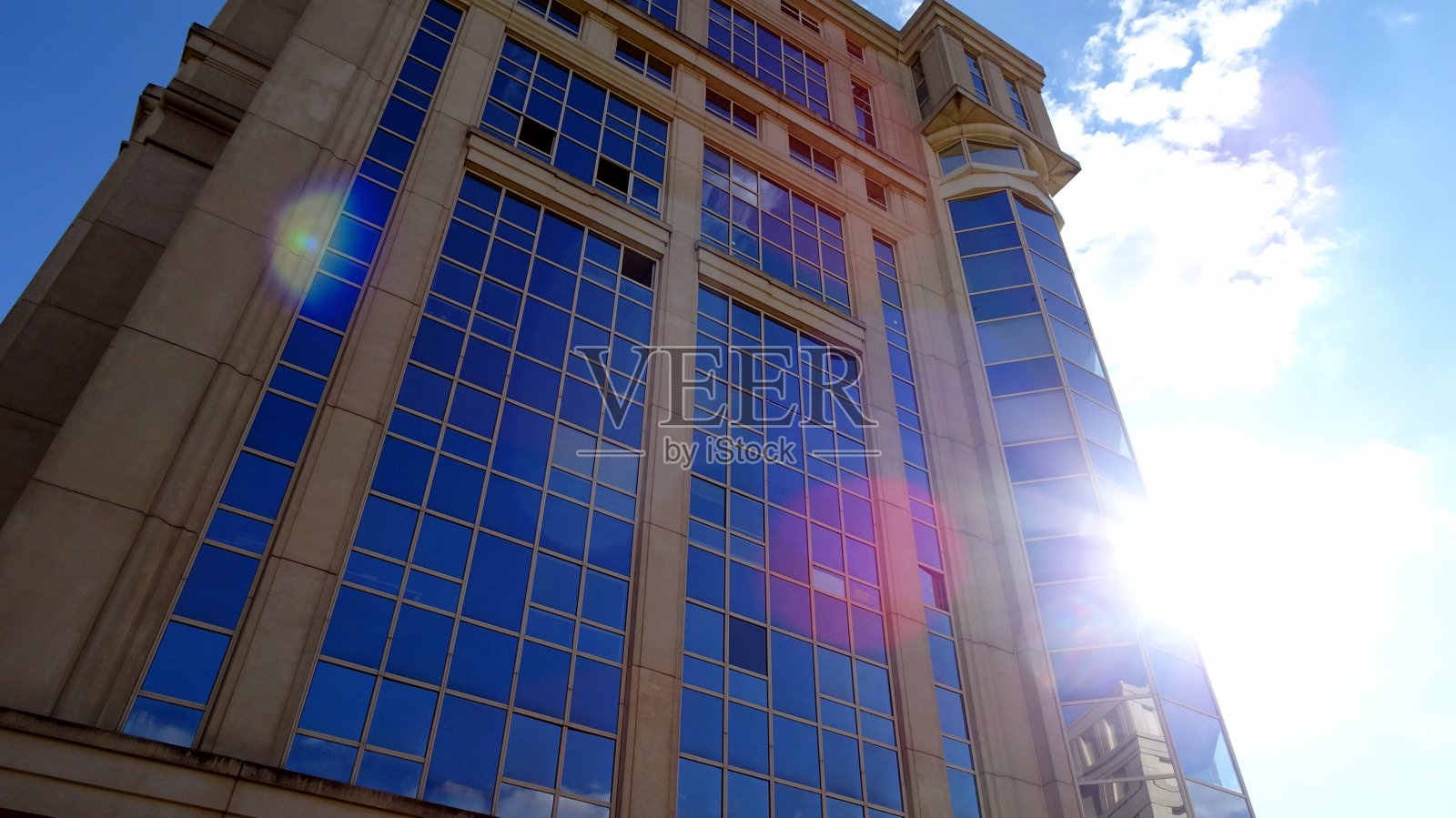 蓝色的建筑和明亮的阳光照片摄影图片