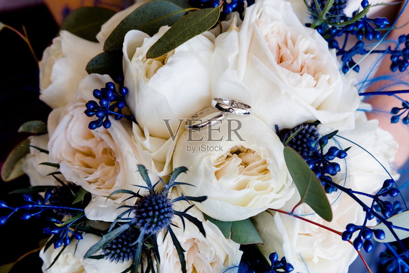 一束花上戴着结婚戒指照片摄影图片