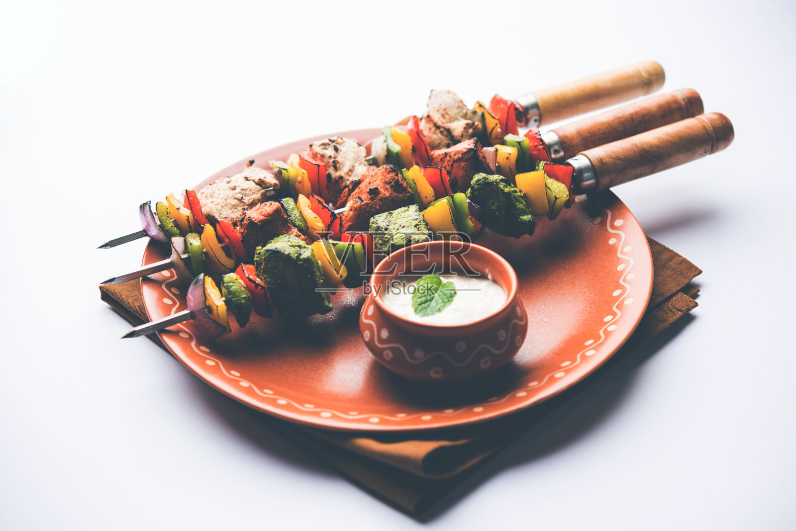 鸡Hariyali kakab或Malai Malai烤肉串与串和酸奶蘸盘。有选择性的重点照片摄影图片