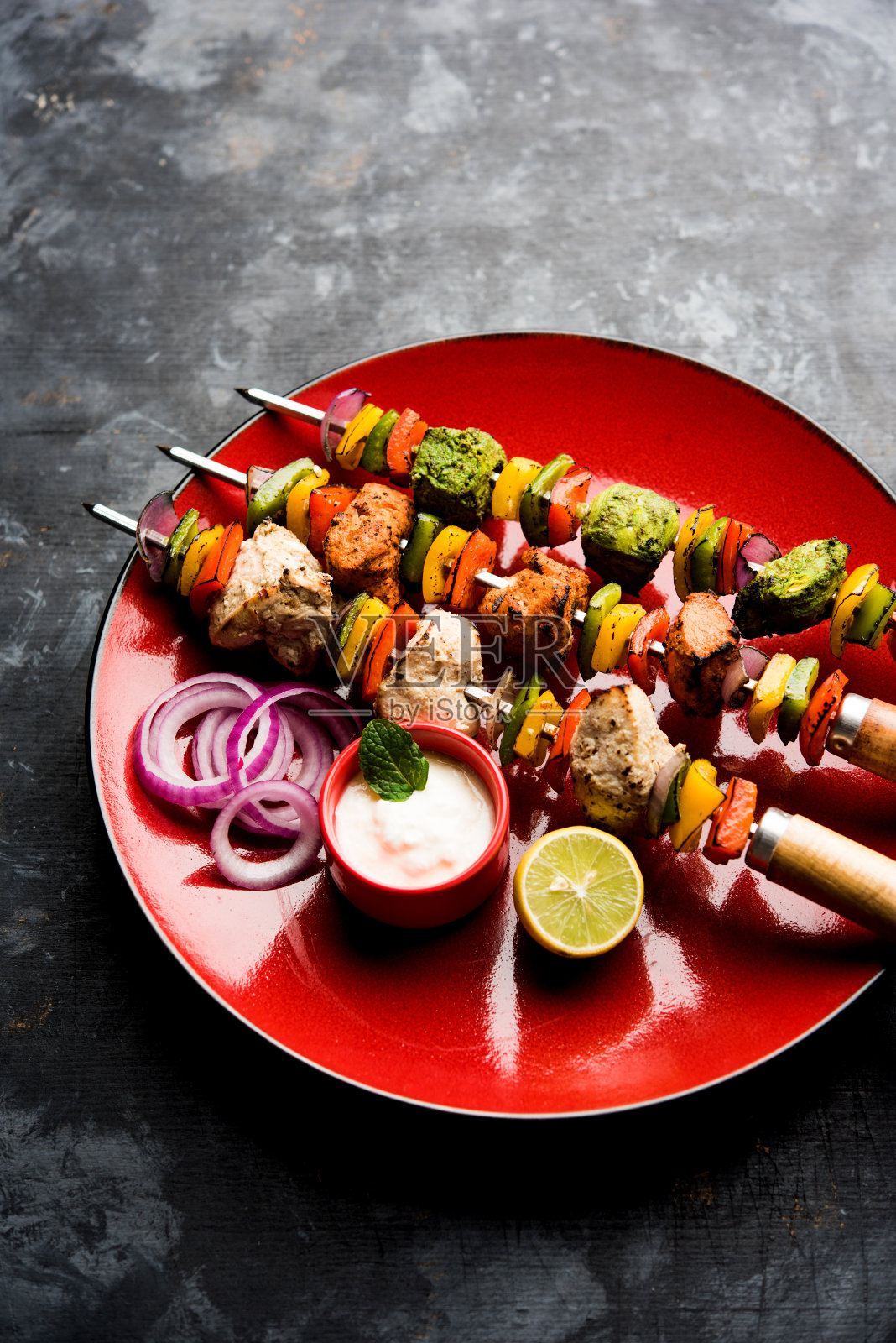 鸡Hariyali kakab或Malai Malai烤肉串与串和酸奶蘸盘。有选择性的重点照片摄影图片