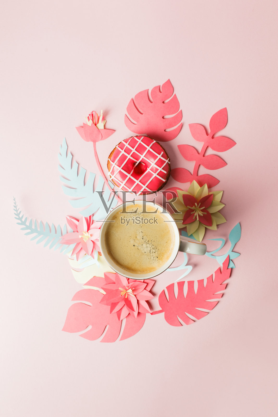 从上面看咖啡杯，甜甜圈和现代手工折纸花复制空间。妇女节，三月八日。粉红色的背景。女人和沉闷的工作场所。照片摄影图片