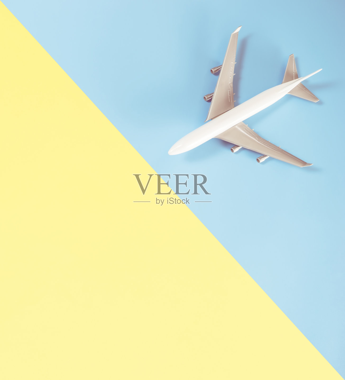 玩具飞机在蓝黄上环游世界照片摄影图片