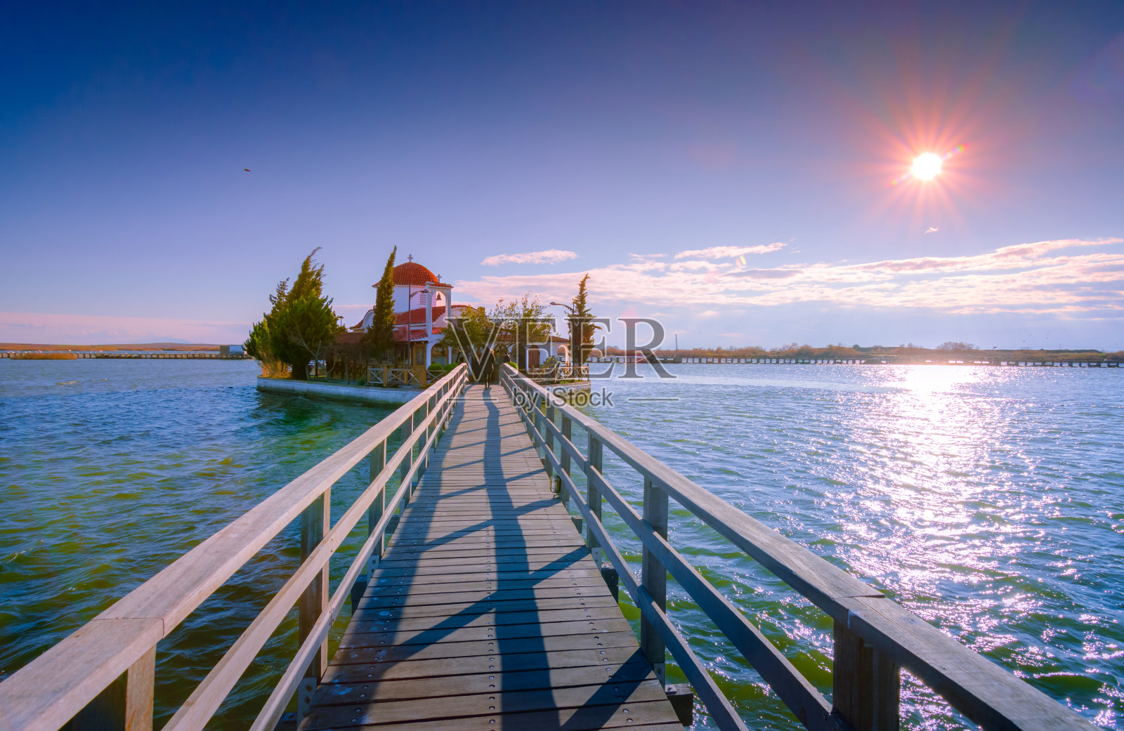 圣尼古拉斯修道院位于波尔图拉各斯的两个岛屿，东马其顿和色雷斯，希腊照片摄影图片