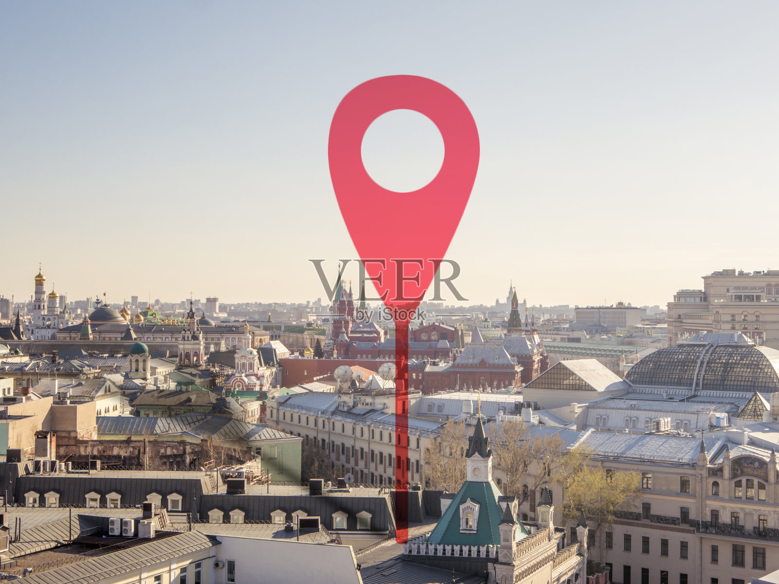 航拍的标志指向欧洲城市的街道在日落b照片摄影图片