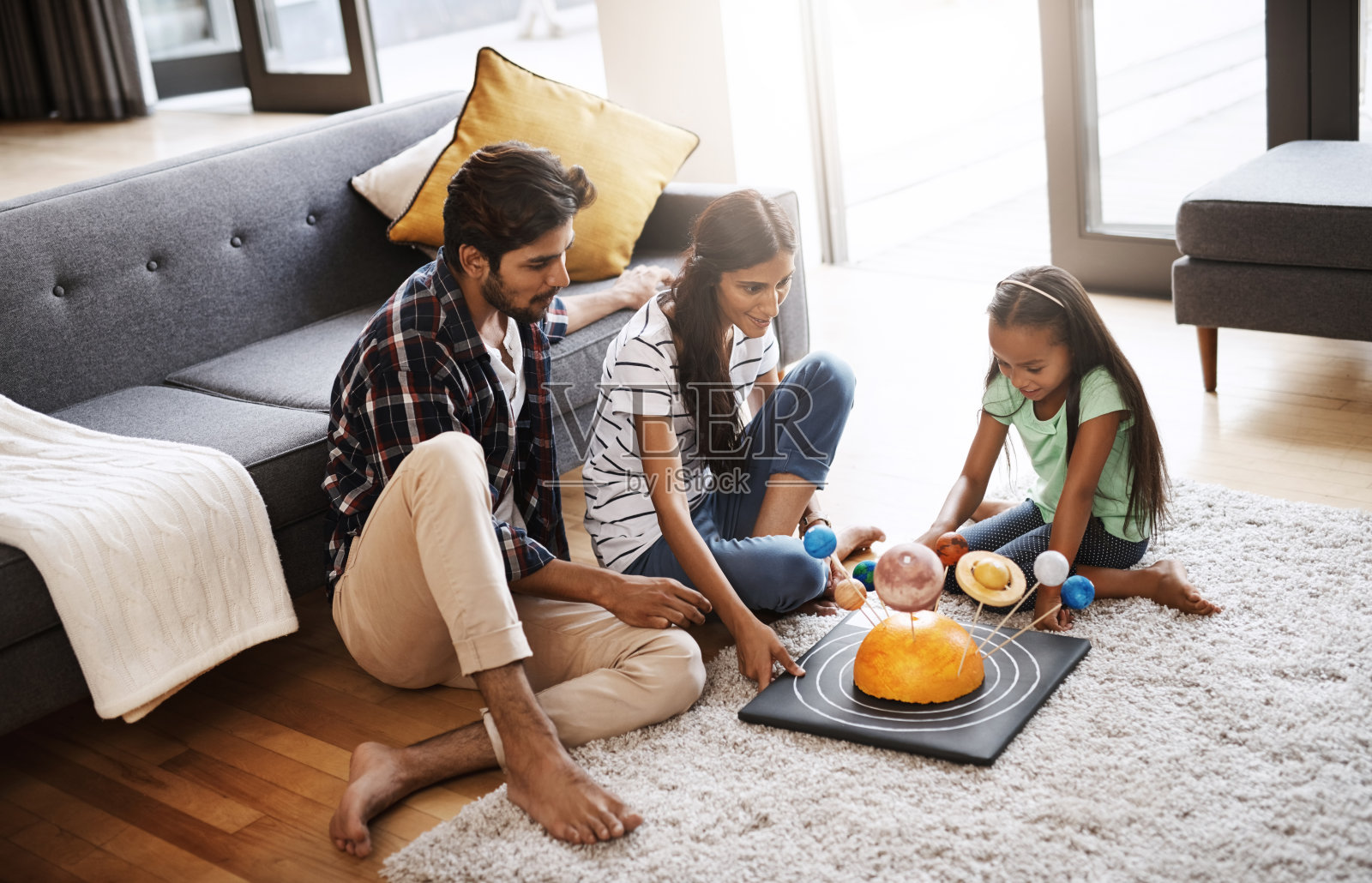 帮她做科学作业照片摄影图片