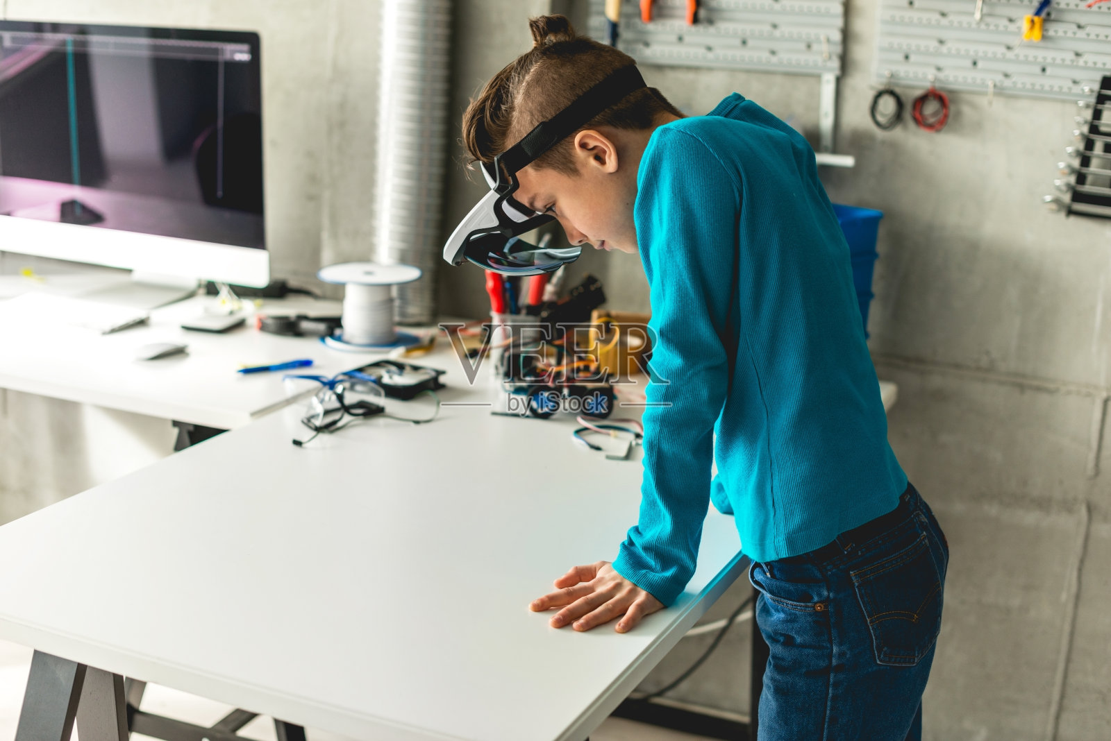 佩戴增强现实眼镜照片摄影图片