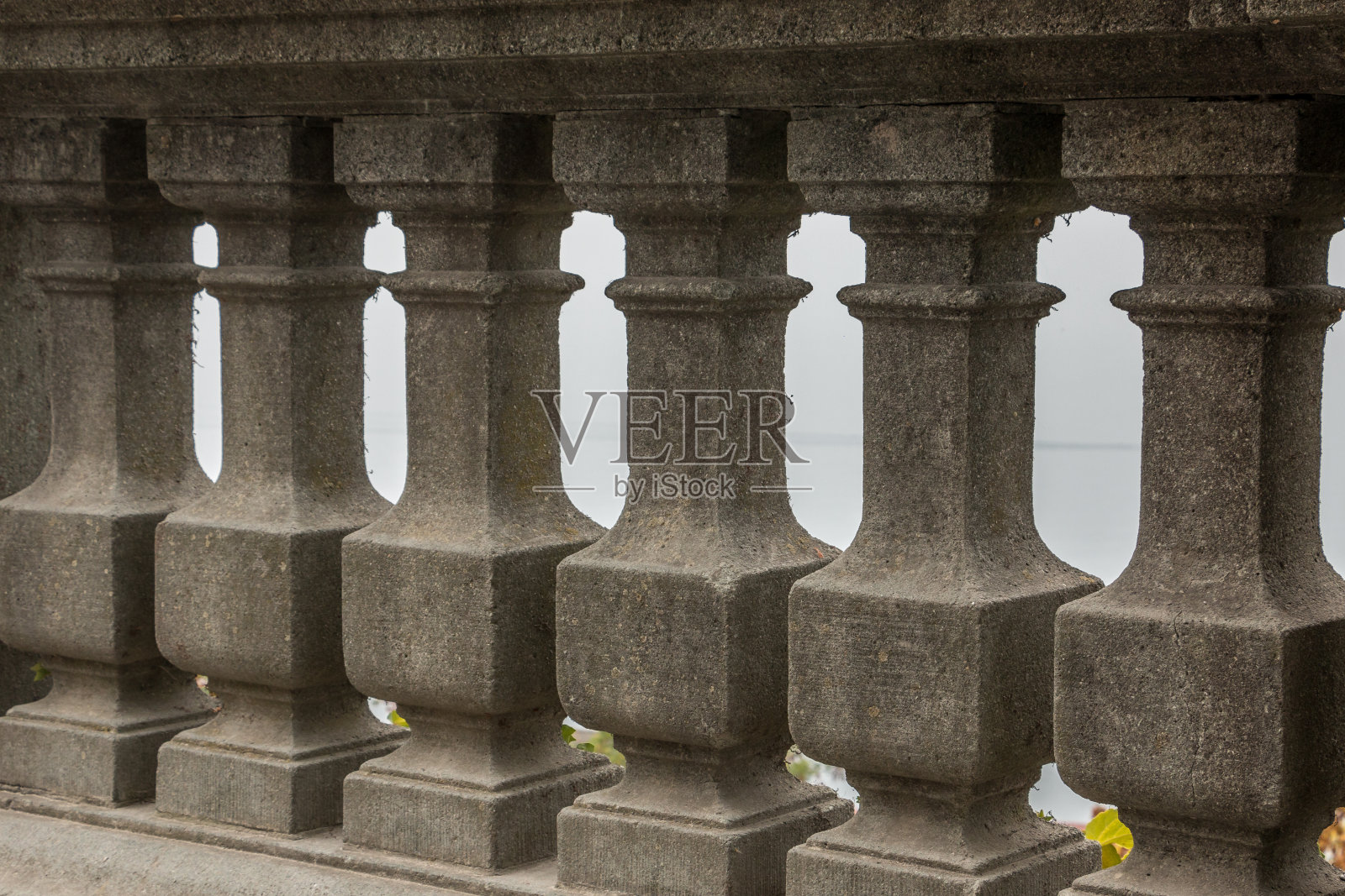 带有漂亮装饰的灰色圆柱石墙照片摄影图片