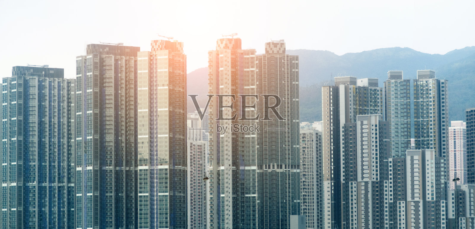 城市里的公寓楼正面照片摄影图片