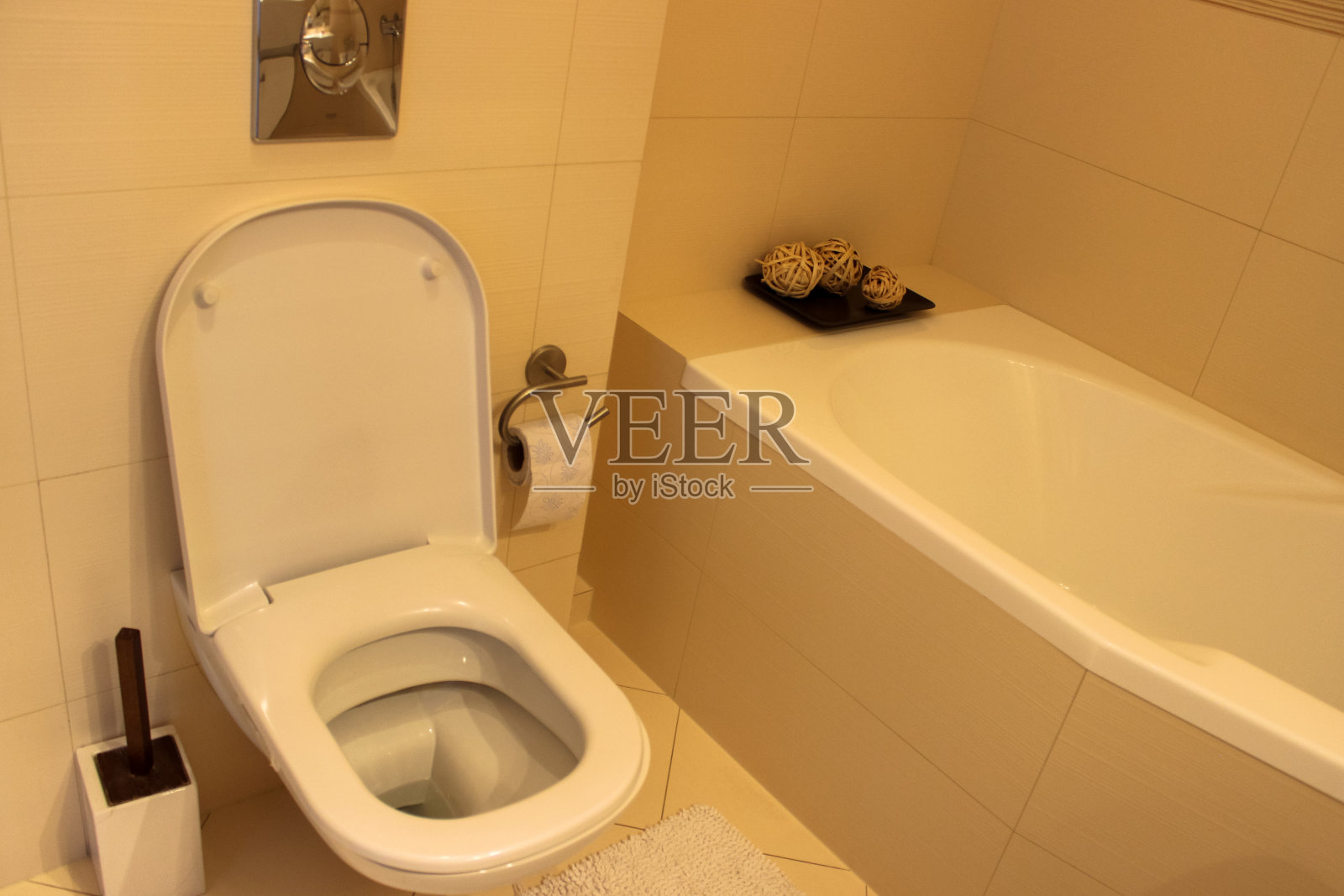 浴室的内部是一个抽水马桶和一个浴缸照片摄影图片