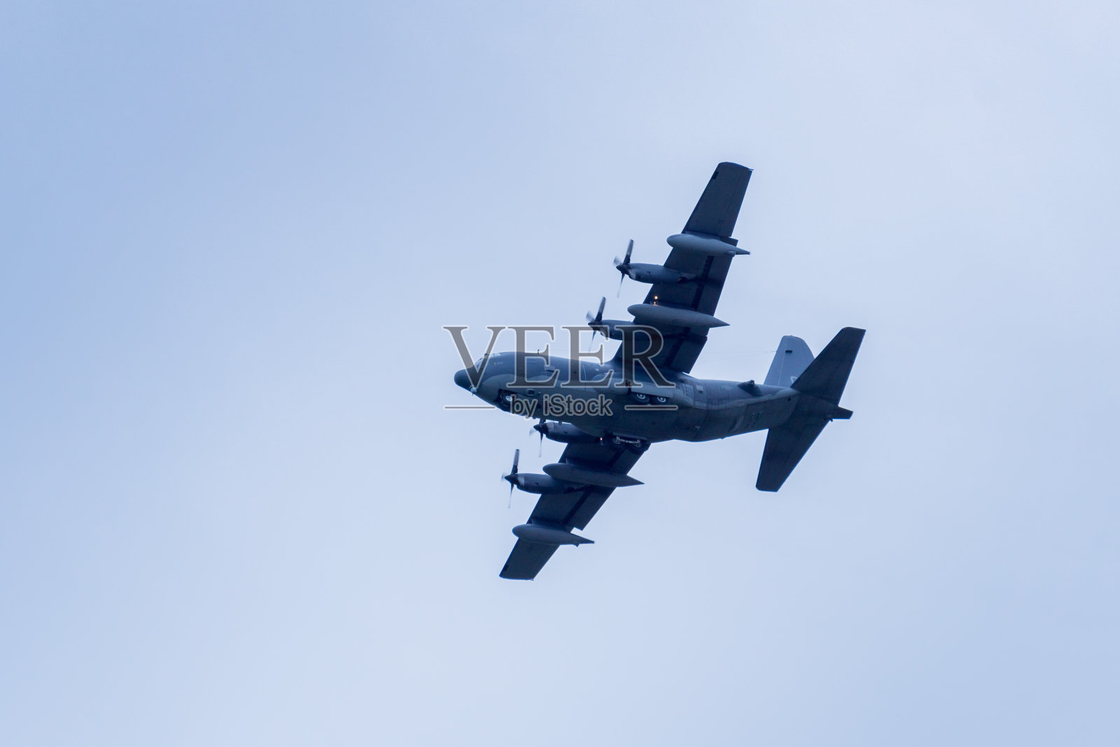 低飞的大型军用飞机照片摄影图片