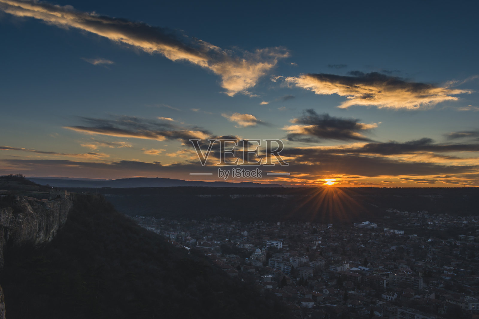 普罗瓦迪亚镇附近奥韦克要塞的日落。照片摄影图片
