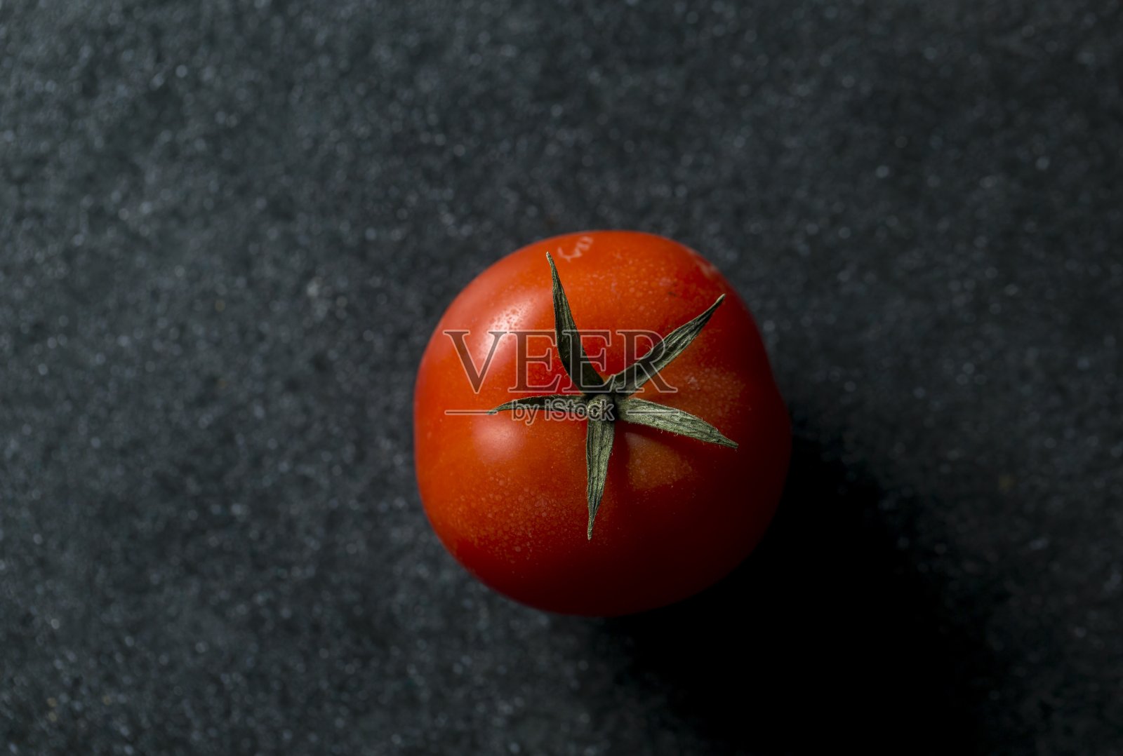 黑色背景上的红色番茄照片摄影图片