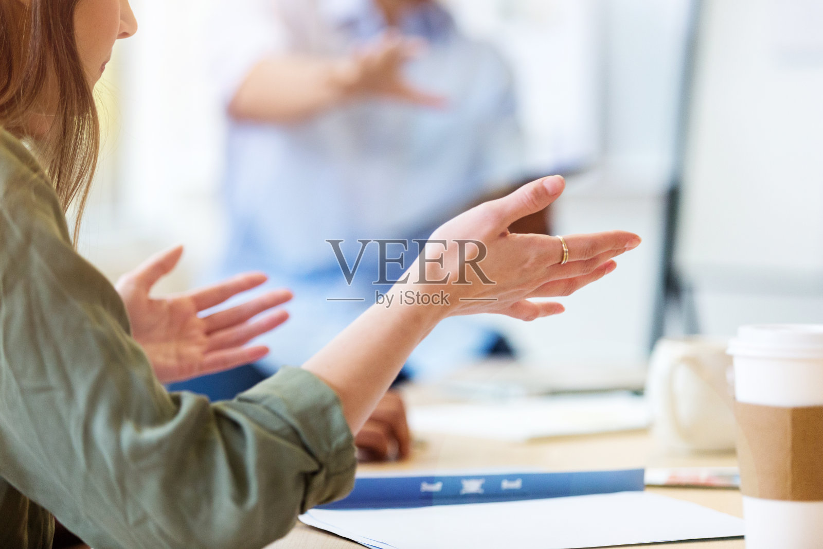 一个面目全非的女商人在会议上与老板争吵照片摄影图片