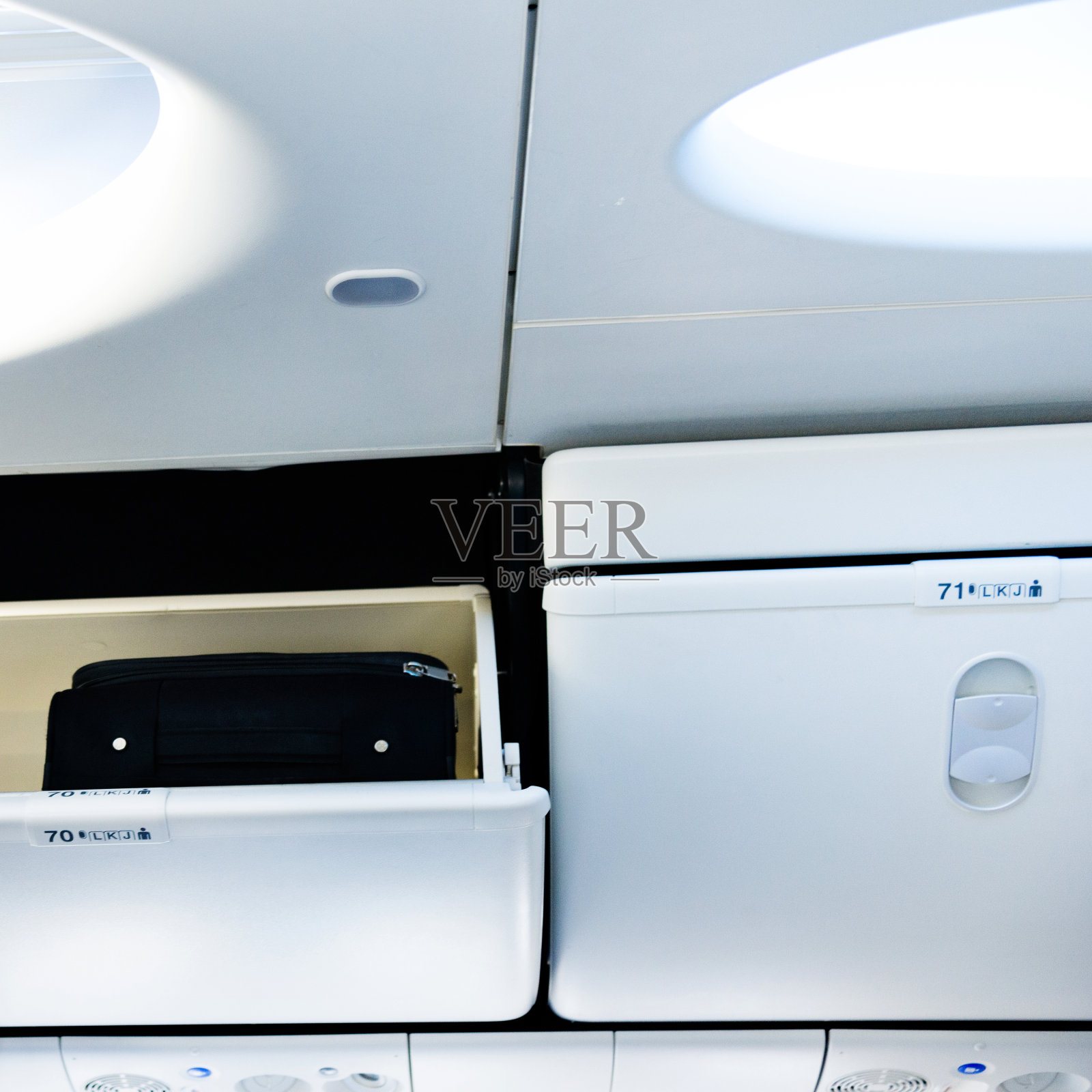 飞机行李寄存处的黑色行李箱照片摄影图片