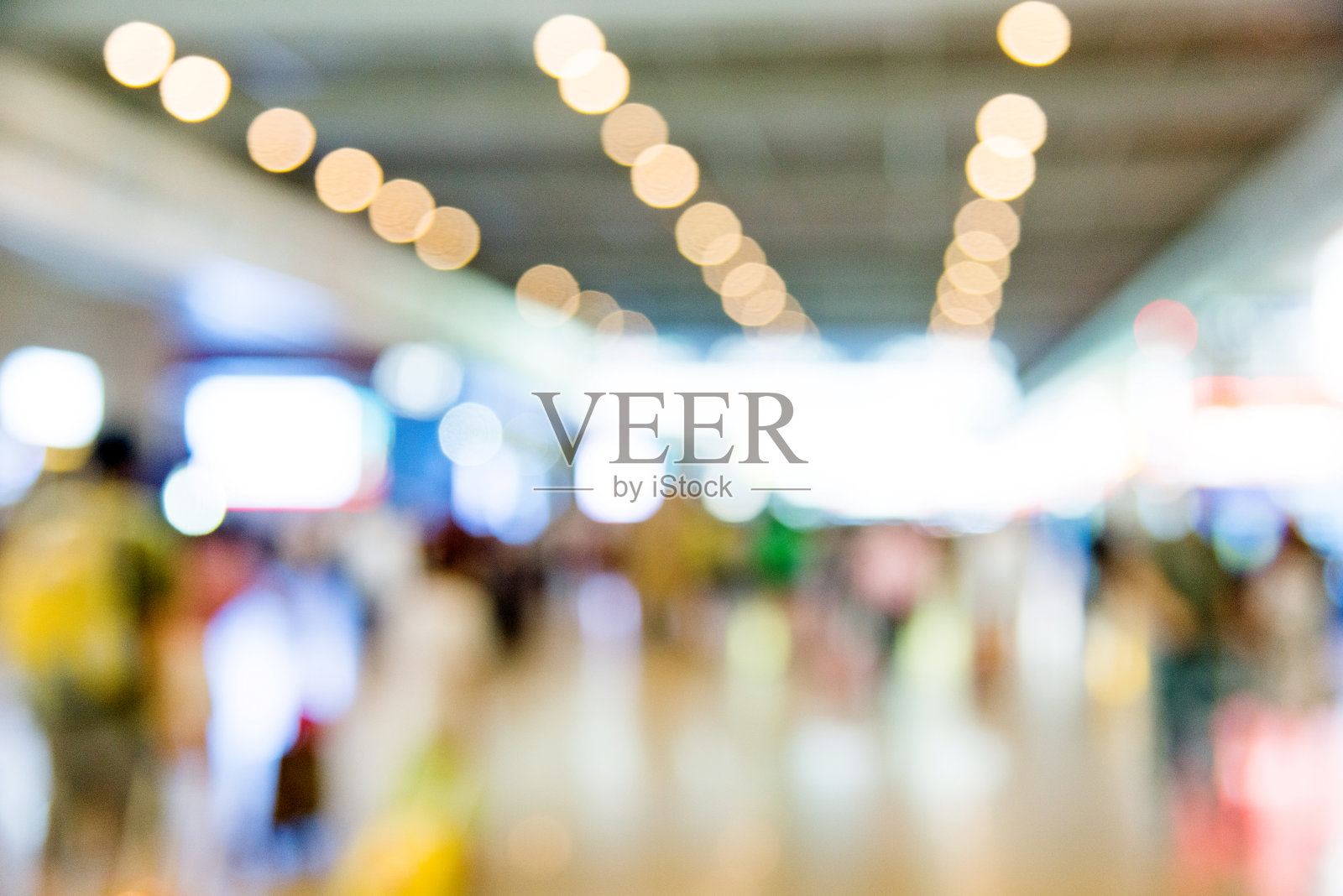 一群人在机场散步照片摄影图片