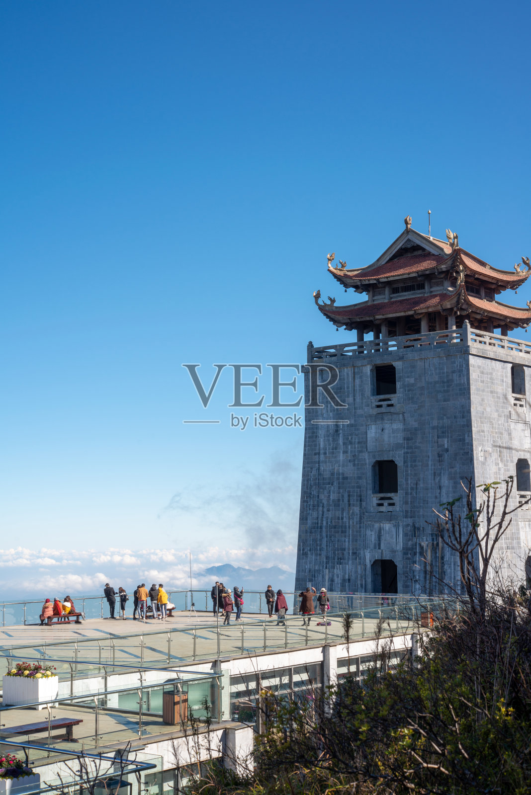 Thanh Van Dac Lo精神地标的宏伟钟楼，以风景优美的云雾山为背景，在Fansipan峰，越南照片摄影图片